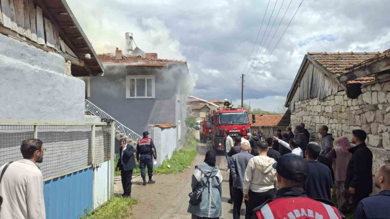 Ev Yangını Konutu Kullanılamaz Hale Getirdi (2)