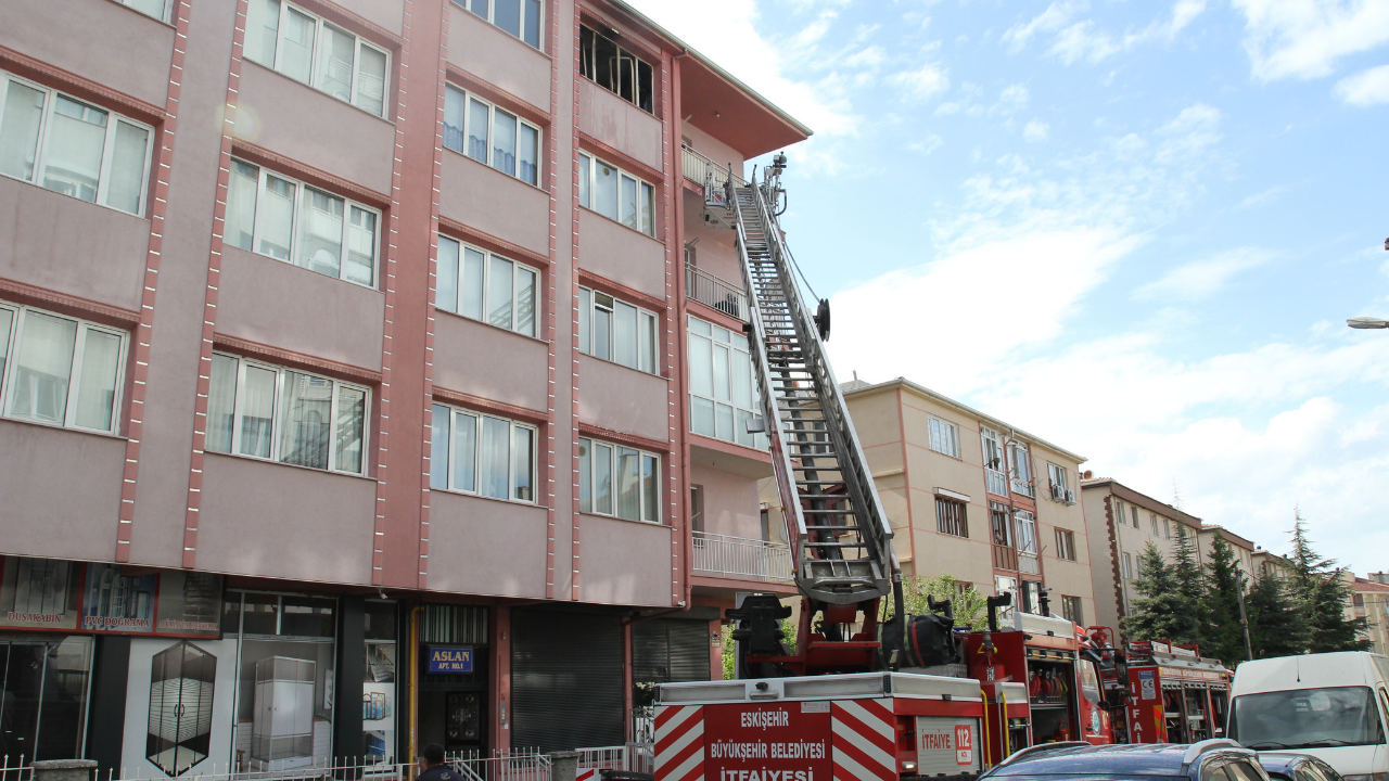 Gökmeydan Mahallesi'nde Korkutan Yangın 1 Yaralı (1)