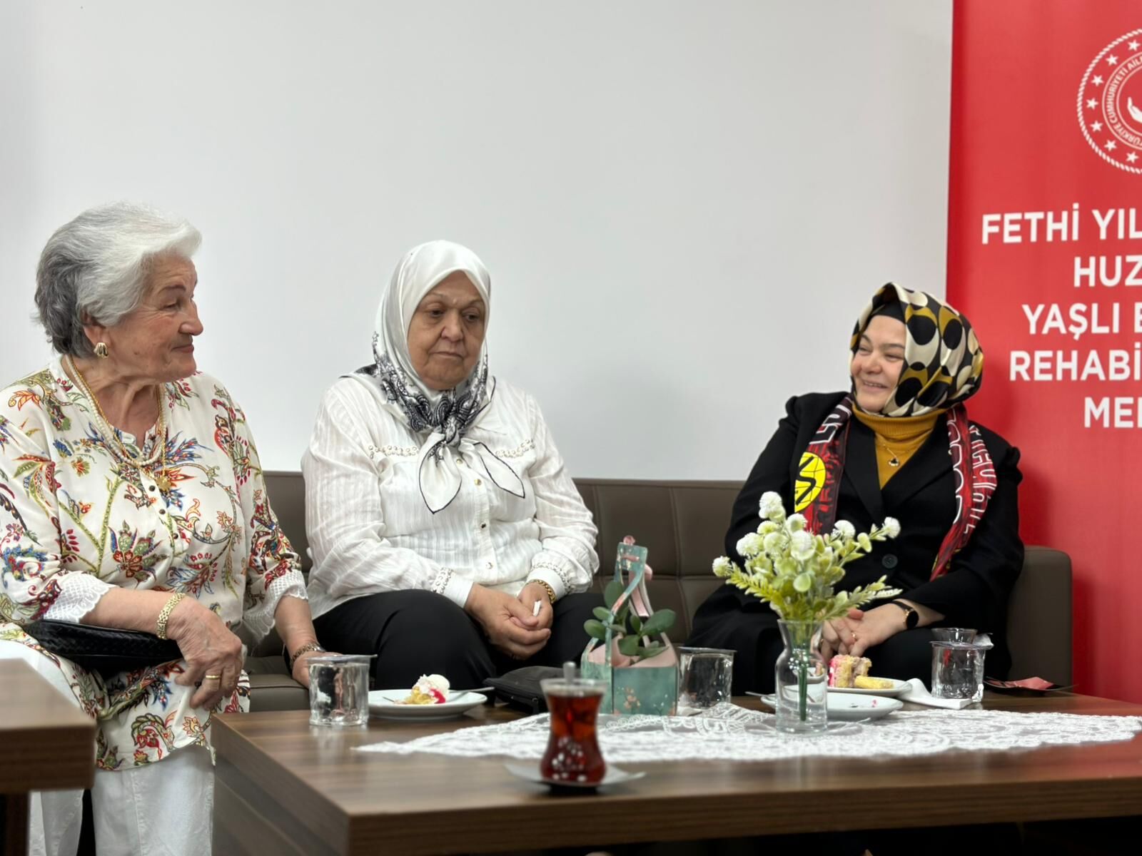 Milletvekili Gürcan Huzurevindeki Annelerle Buluştu (1)