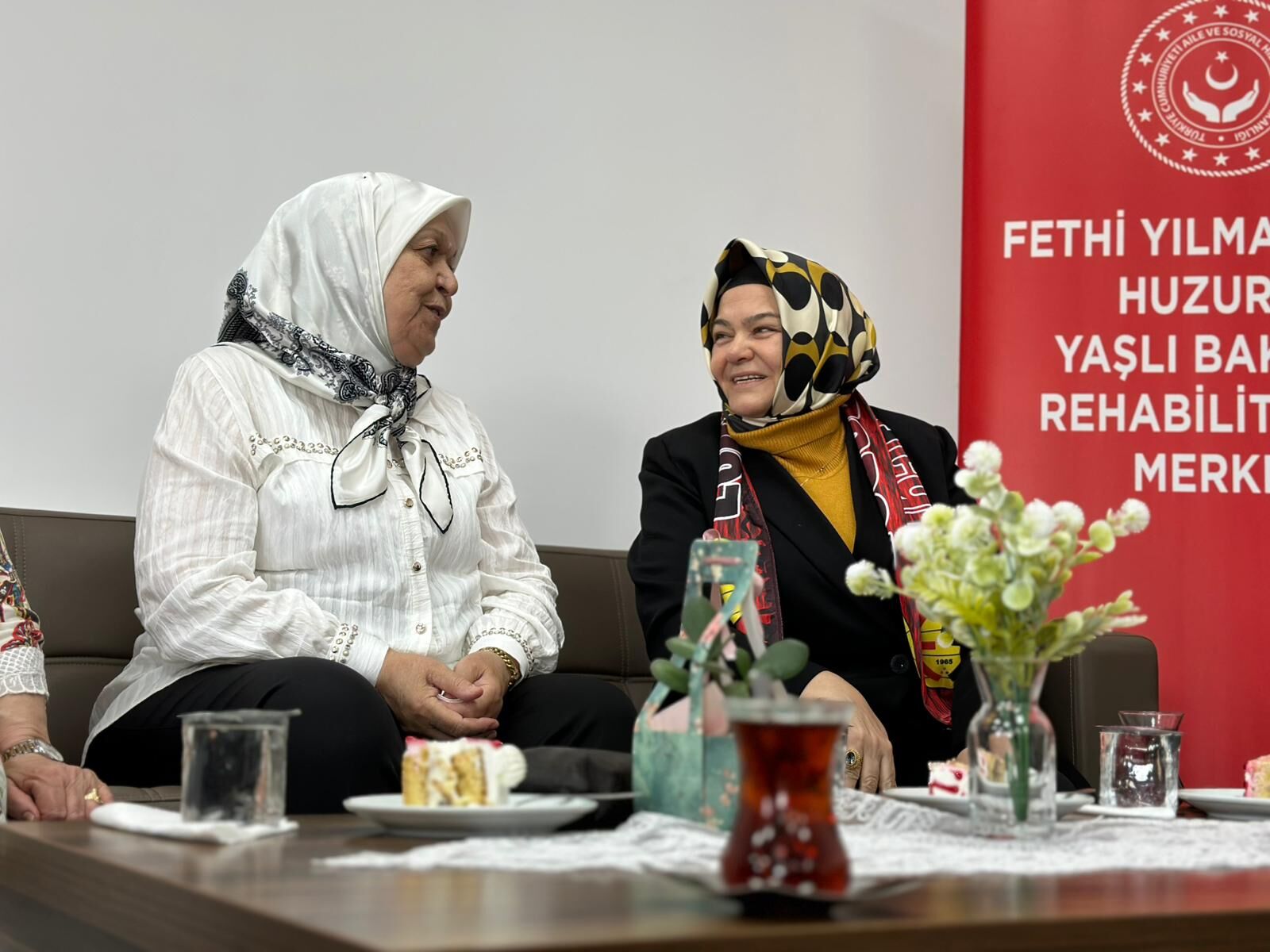 Milletvekili Gürcan Huzurevindeki Annelerle Buluştu (2)