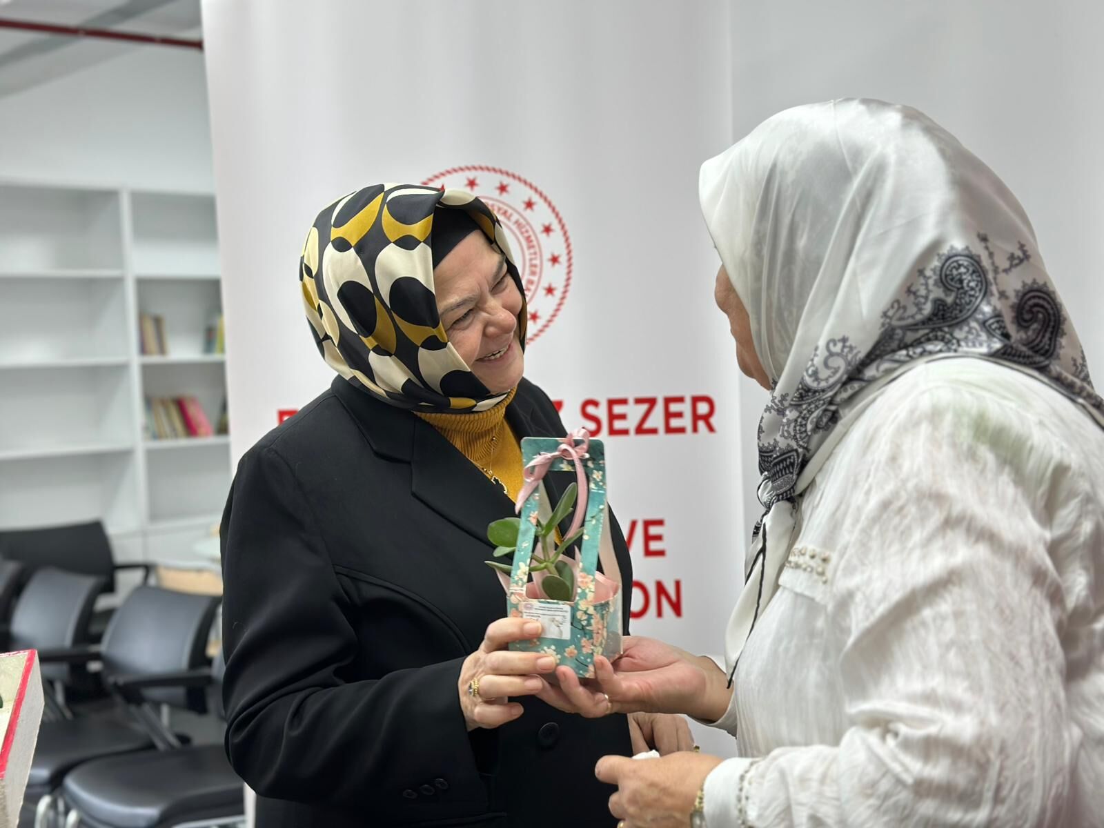 Milletvekili Gürcan Huzurevindeki Annelerle Buluştu (4)