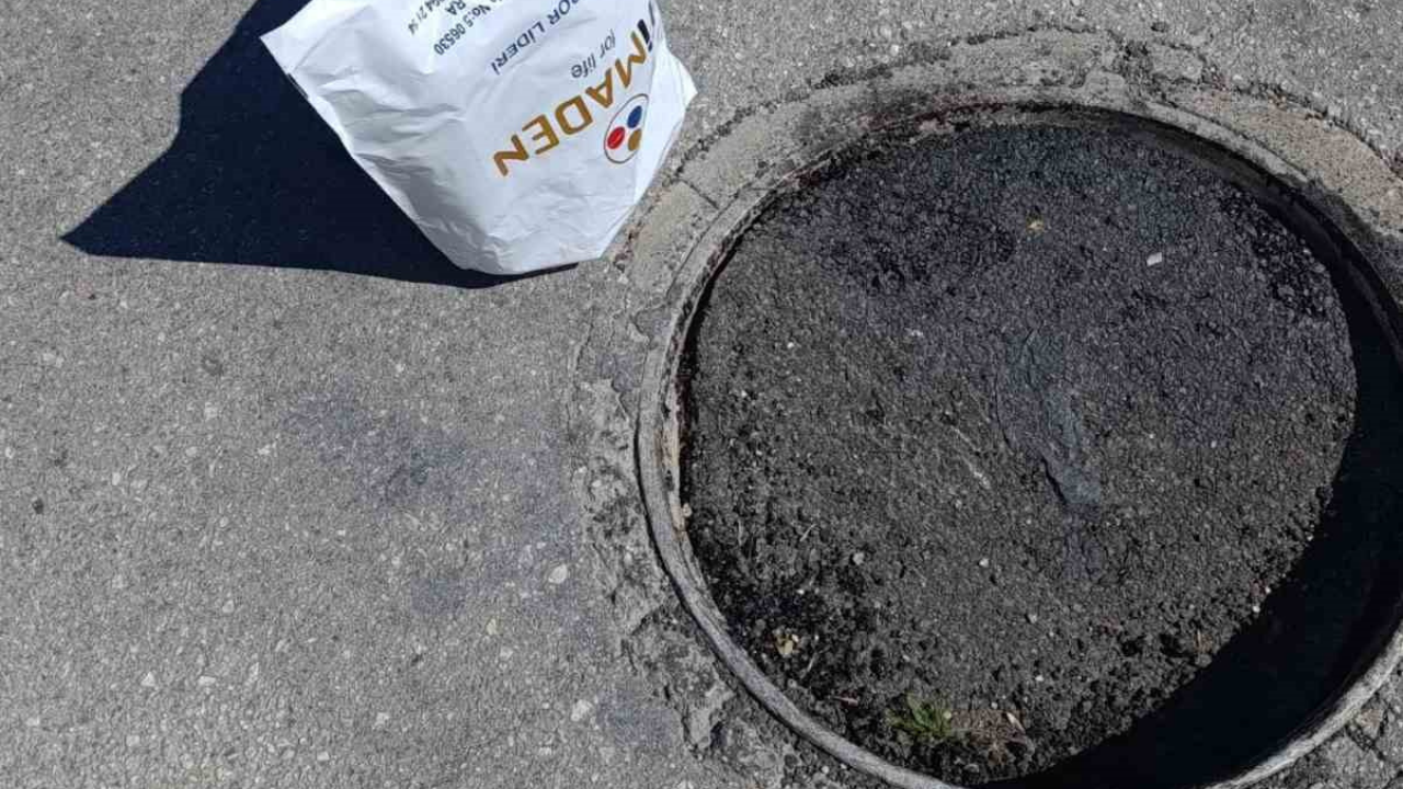 Odunpazarı'nda Çöken Rögar Kapağına Vatandaş Usulü Çözüm (2)