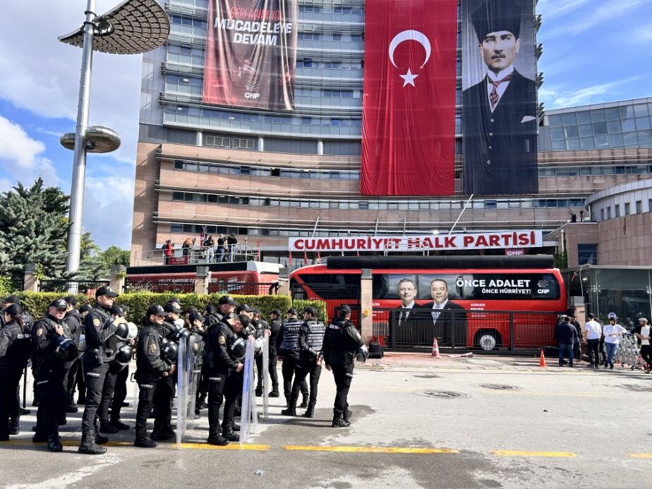 Polis Ablukayı Yıktı Chp Genel Merkezi'ne Girdi! (2)
