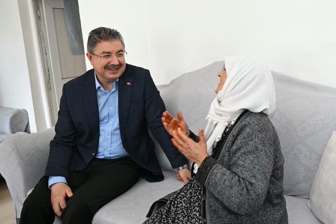 Vali Yılmaz’dan 84 Yaşındaki Ayşe Teyzeye Bayram Ziyareti (1)