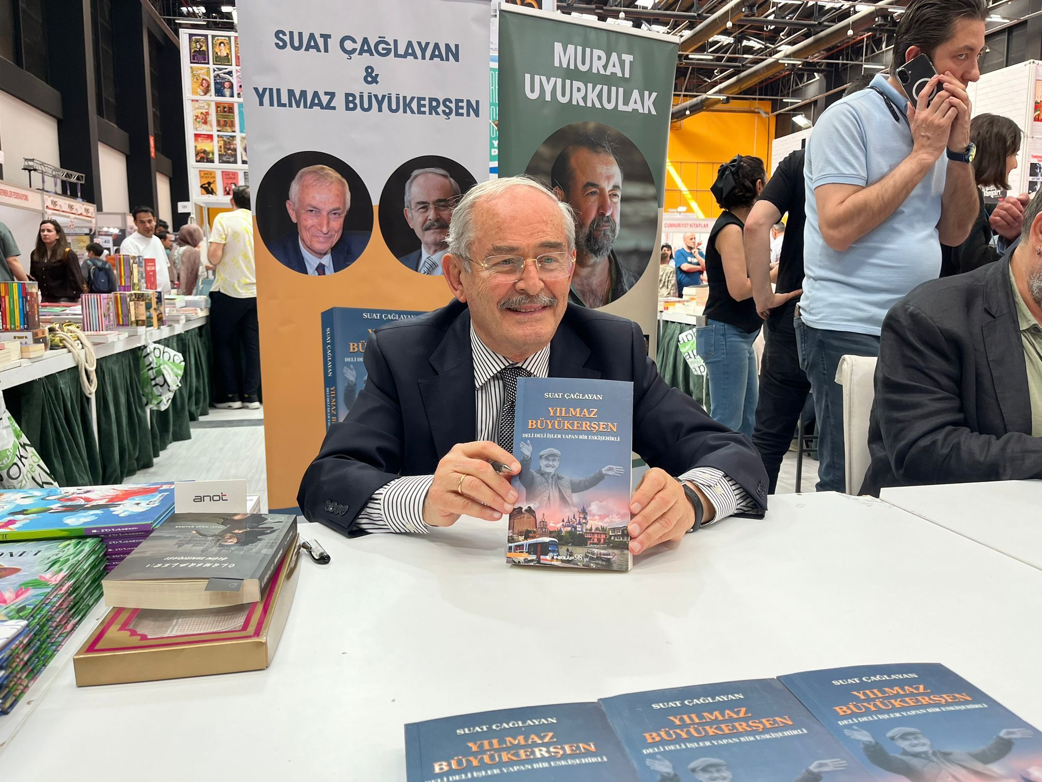 Yılmaz Büyükerşen Kitap Fuarında Okurlarla Buluştu (2)