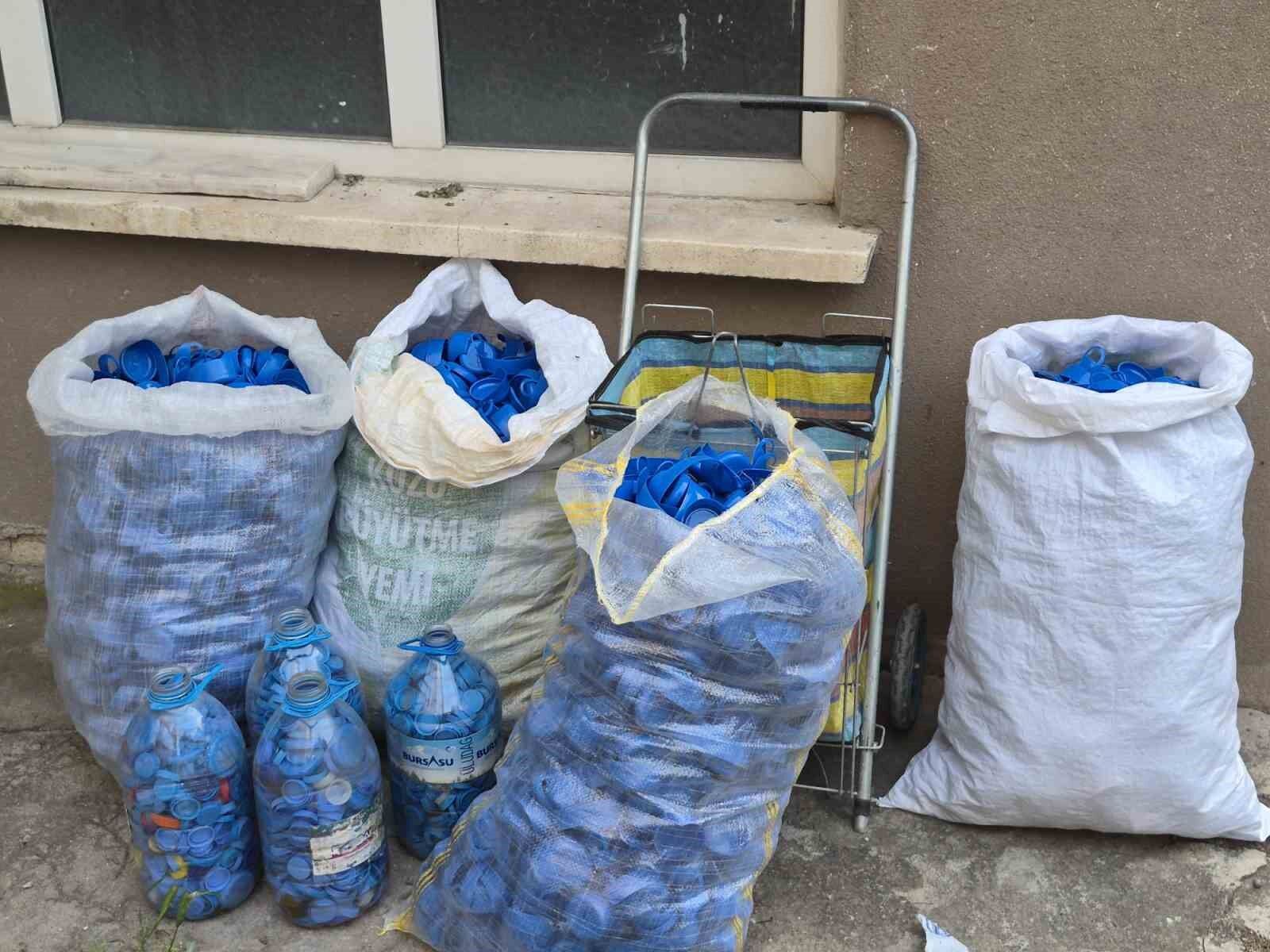11 Yaşındaki Ecenur Depremzedeler İçin 500 Kg Kapak Topladı (1)