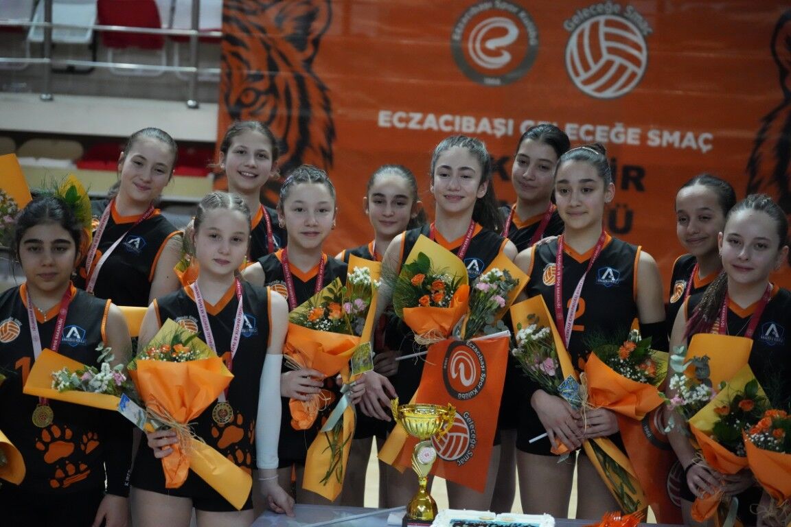 Anadolu Kolej Şampiyonlu Görseli