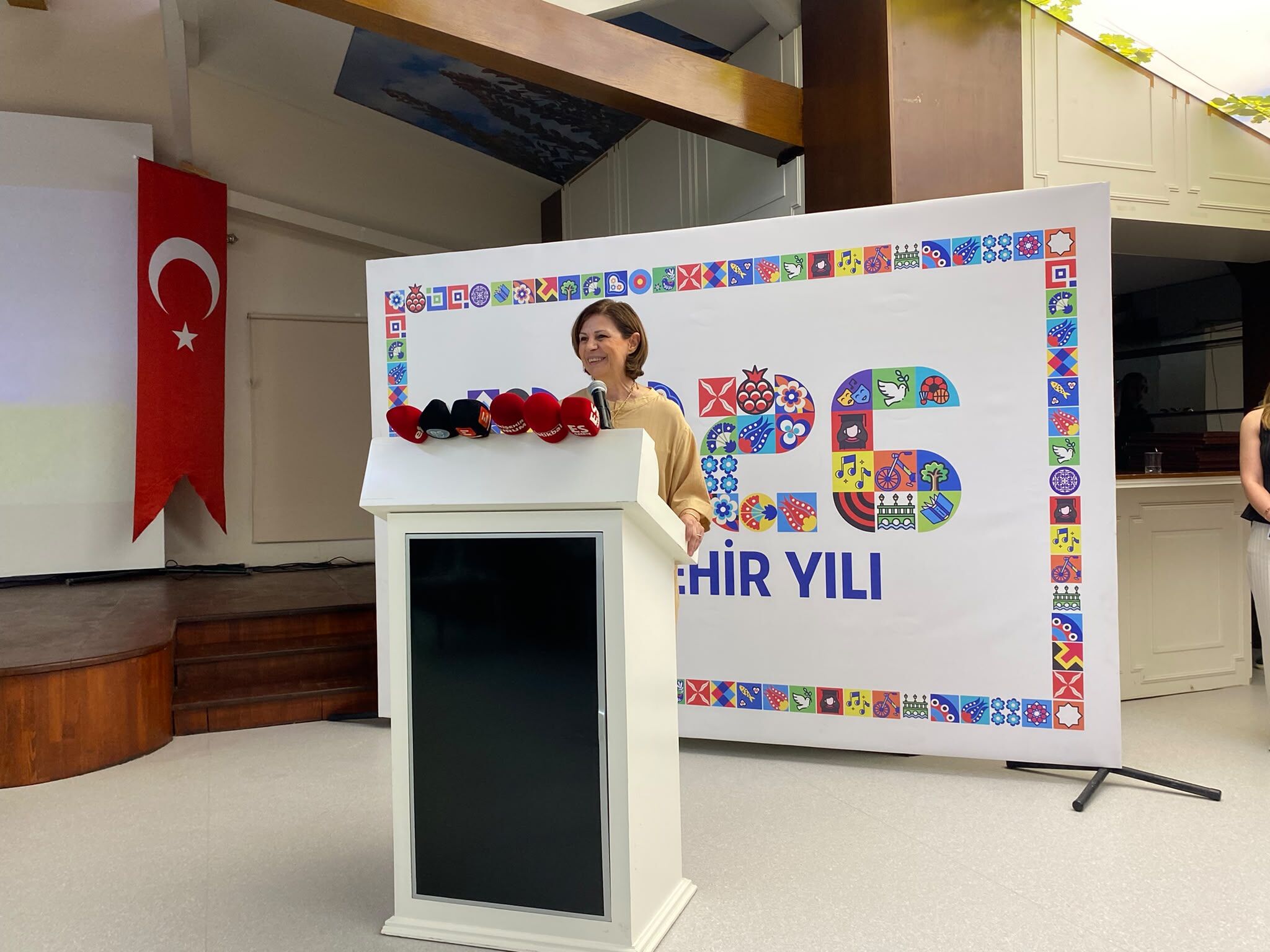 Ayşe Ünlüce-1