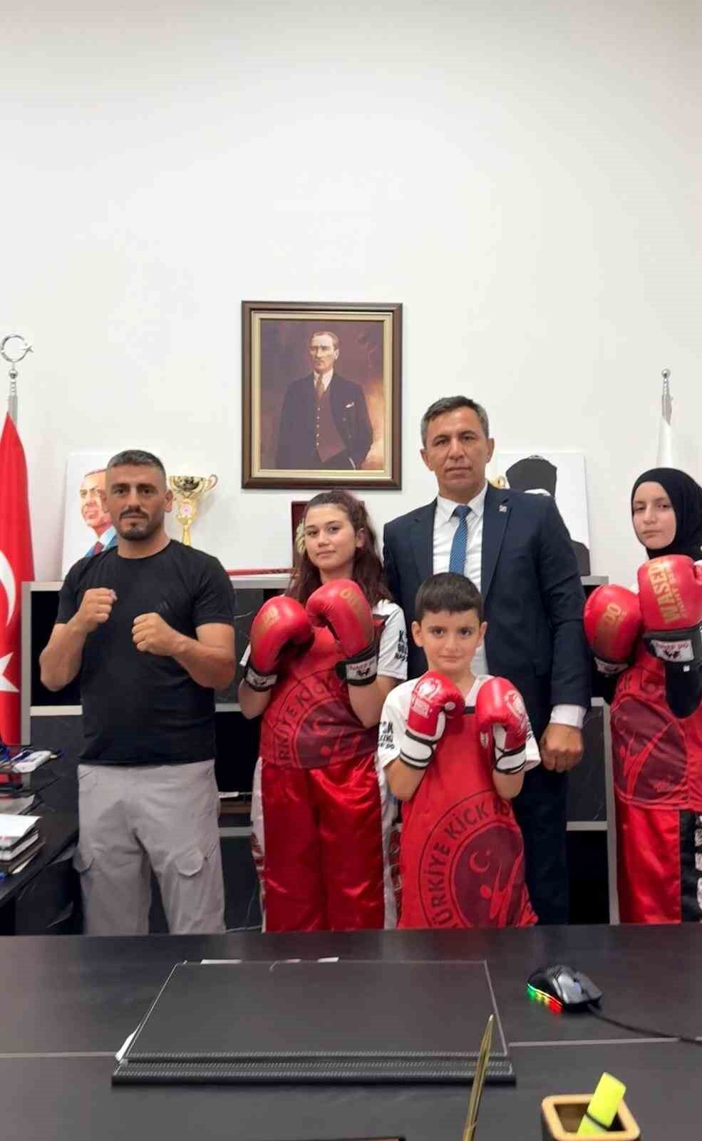 Başarılı Sporculardan Beylikova İlçe Müdürü’ne Ziyaret (1)