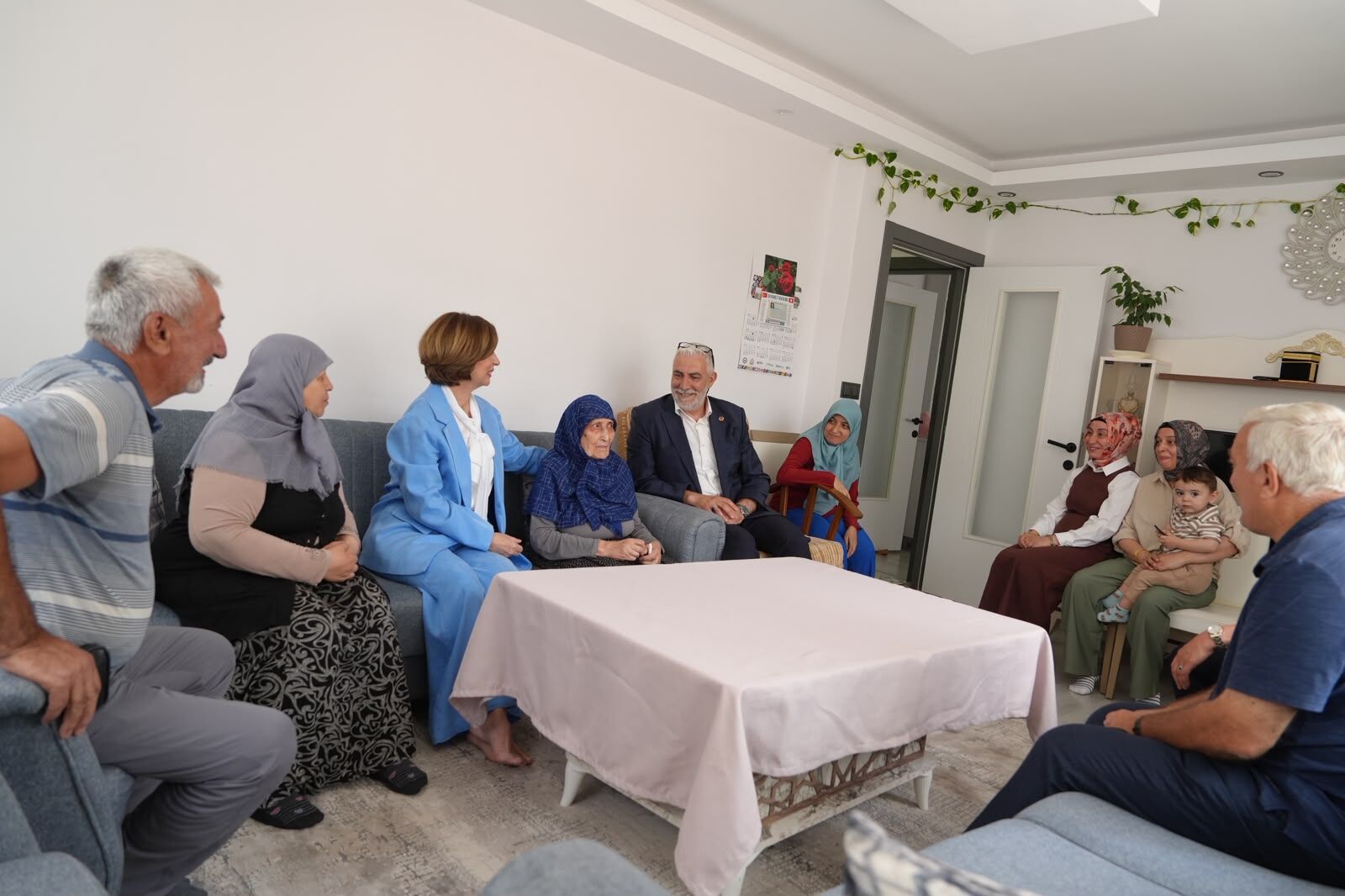 Başkan Ünlüce Mahalle Buluşmasında Fadime Teyzeyi Ziyaret Etti (1)