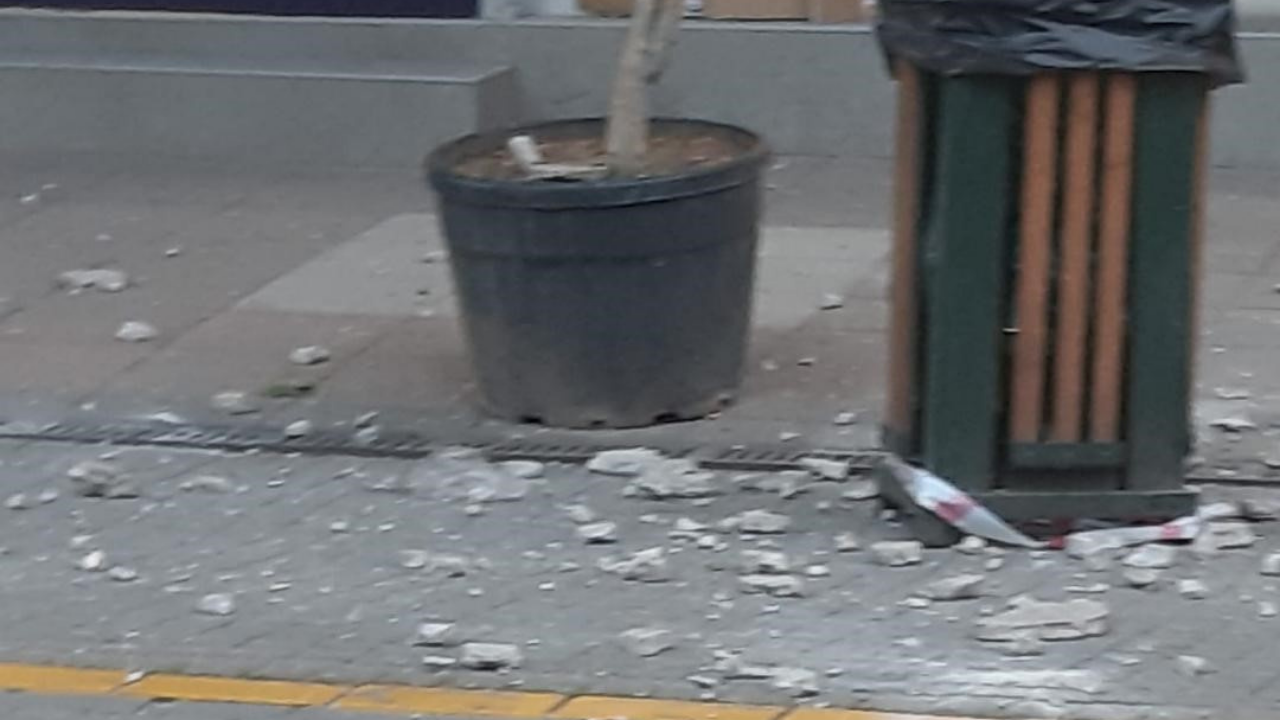 Binanın Dış Cephesinden Kopan Betonlar Paniğe Neden Oldu (2)