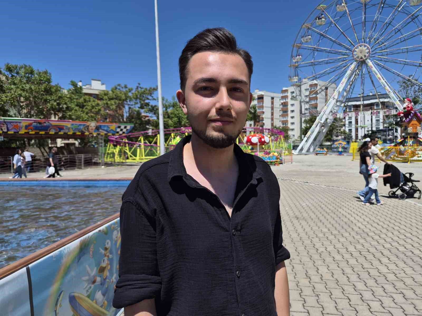 Bu Kez Kuaför Değil, Dönme Dolap Randevusu Dikkat Çekti (1)