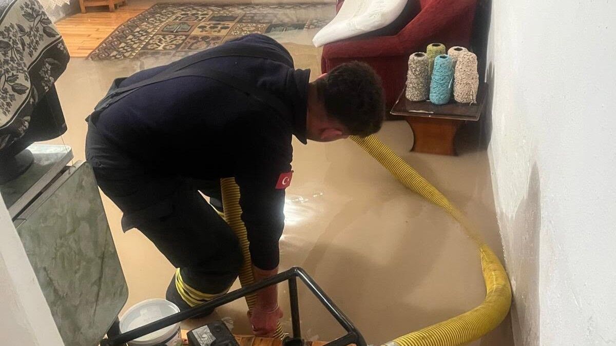 Büyükşehir Ekipleri Su Baskınlarına Karşı Seferber Oldu (1)