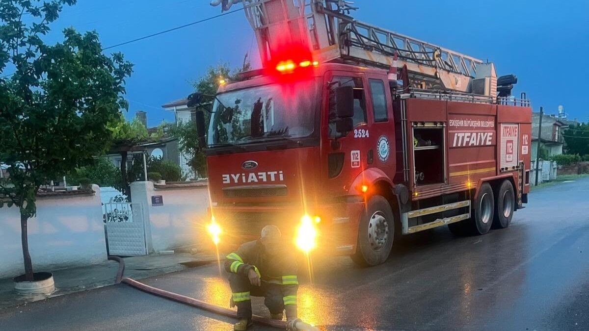 Büyükşehir Ekipleri Su Baskınlarına Karşı Seferber Oldu (3)
