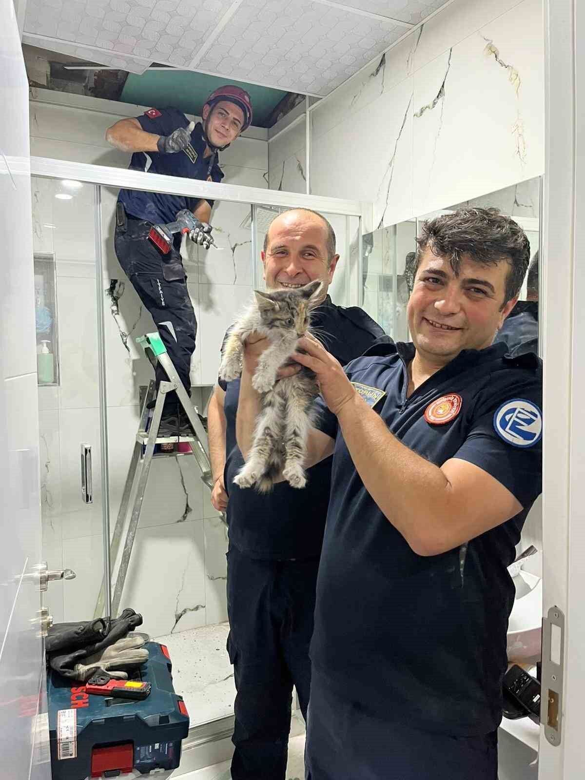 Büyükşehir İtfaiyesi Havalandırma Boşluğuna Düşen Kediyi Kurtardı (3)