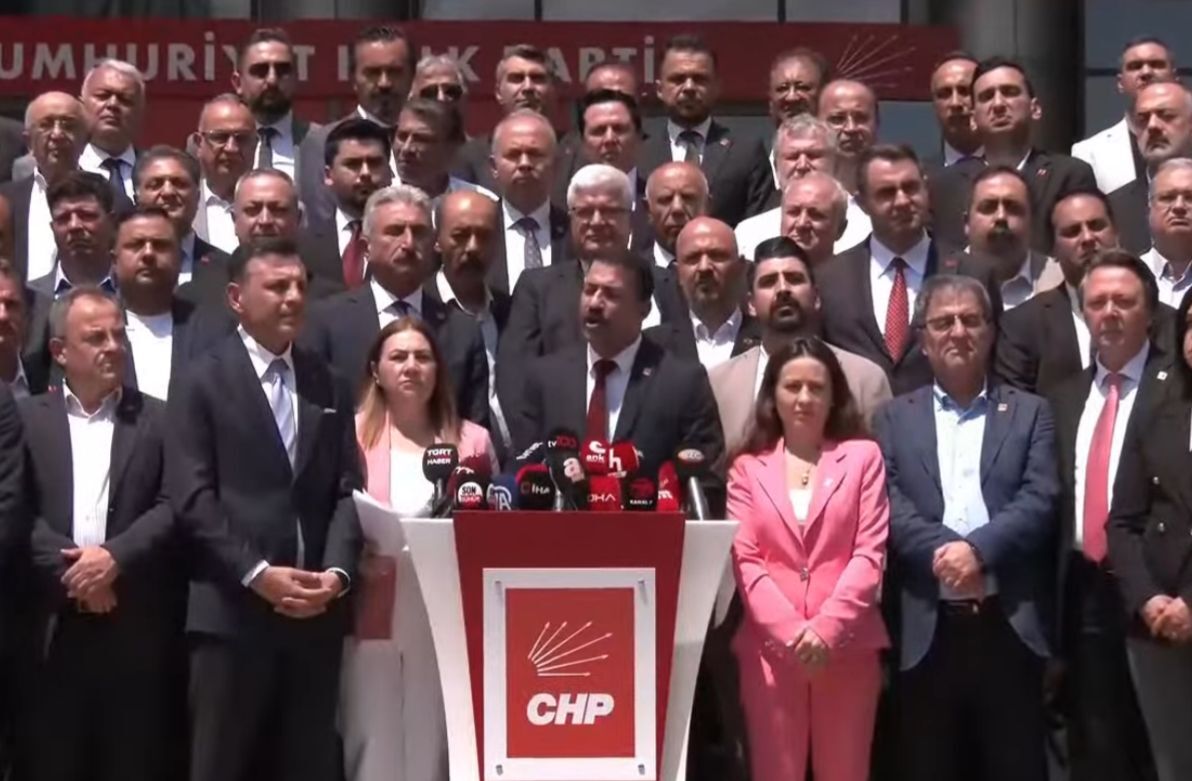 Chp'li Yalaz Genel Merkez Önünde Konuştu “Önce Kurultay, Sonra İktidar” (1)