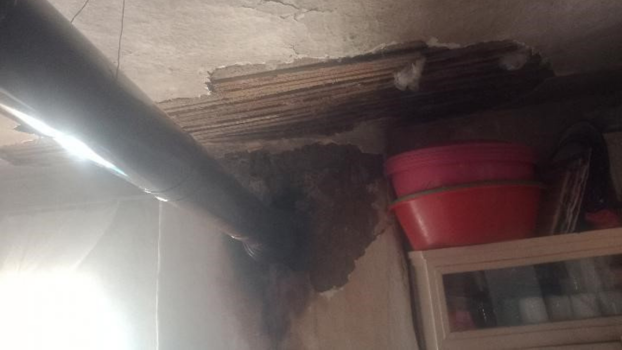 Çifteler'de Sağanak Yağış Evin Çatısına Zarar Verdi (2)