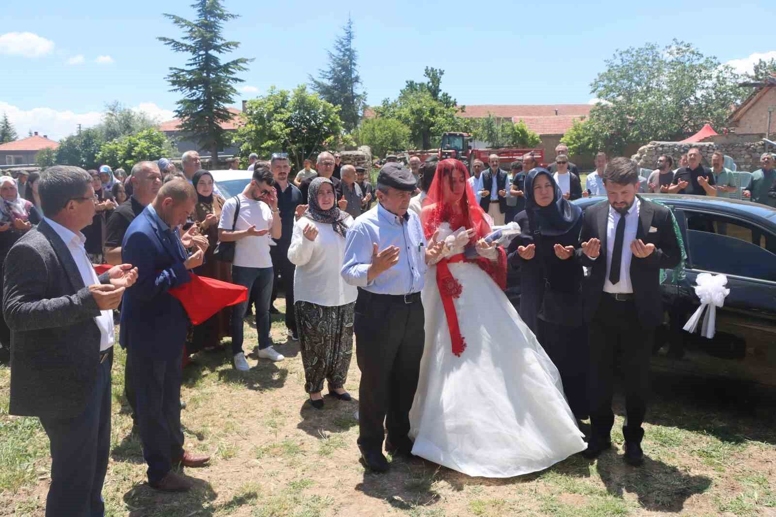 Düğün Konvoyunun İlk Durağı Şehitlik Oldu (1)