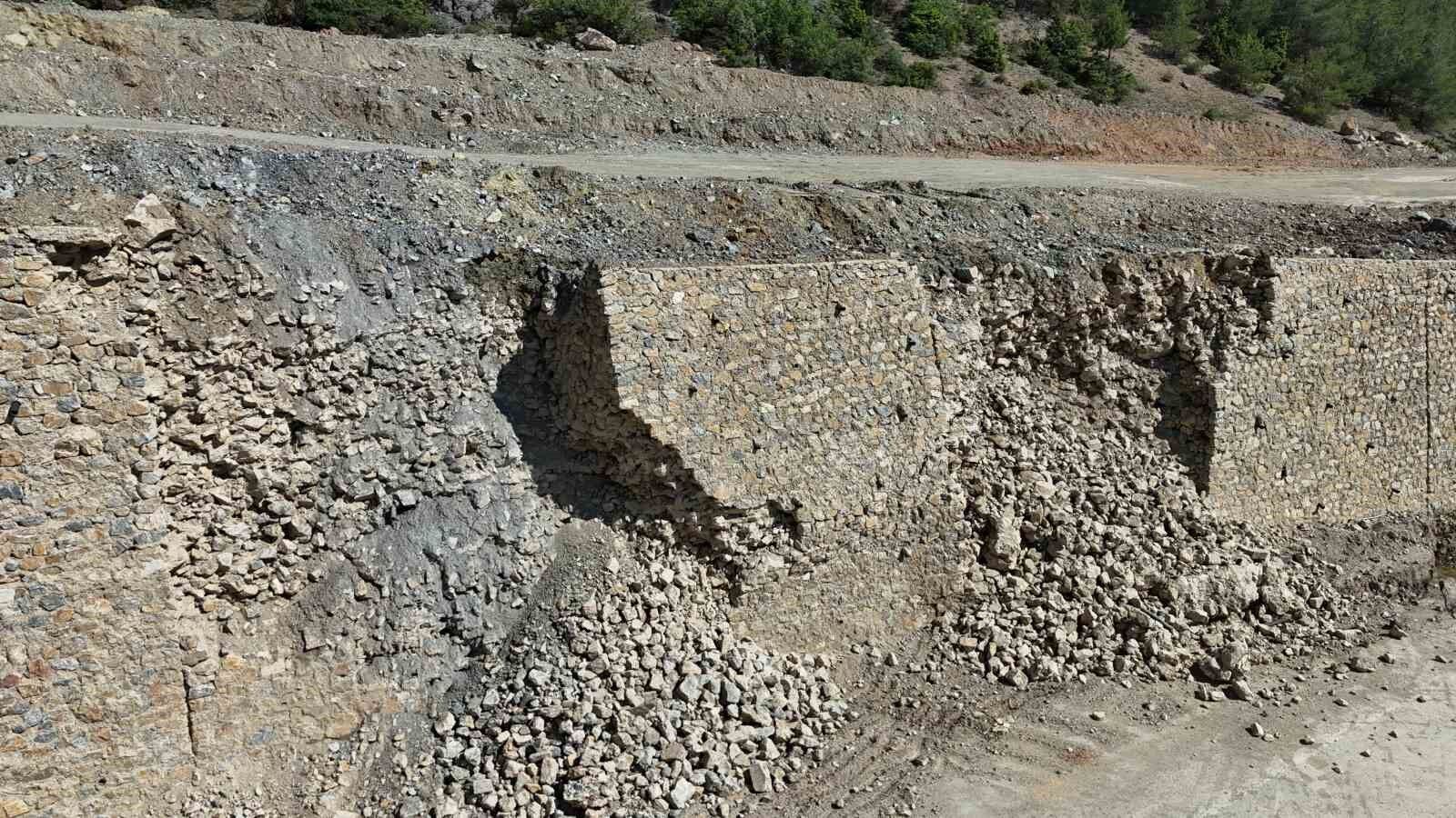 Eskişehir Sarıcakaya Yolunda Istinat Duvarı Yıkıldı (1)