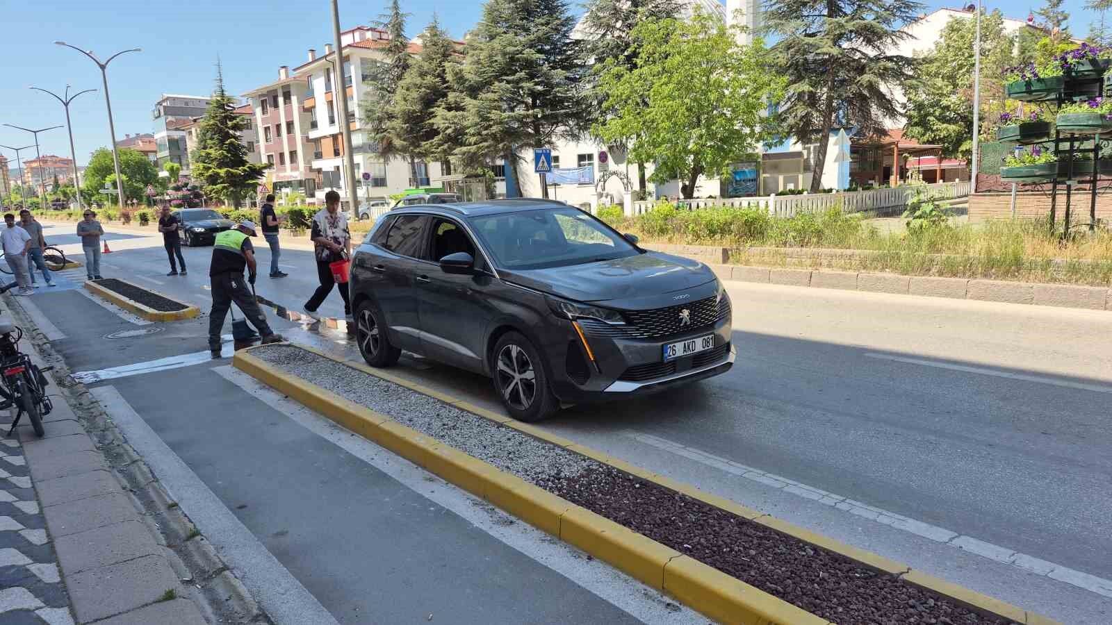 Eskişehir'de 84 Yaşındaki Bisiklet Sürücüsüne Otomobil Çarptı (1)
