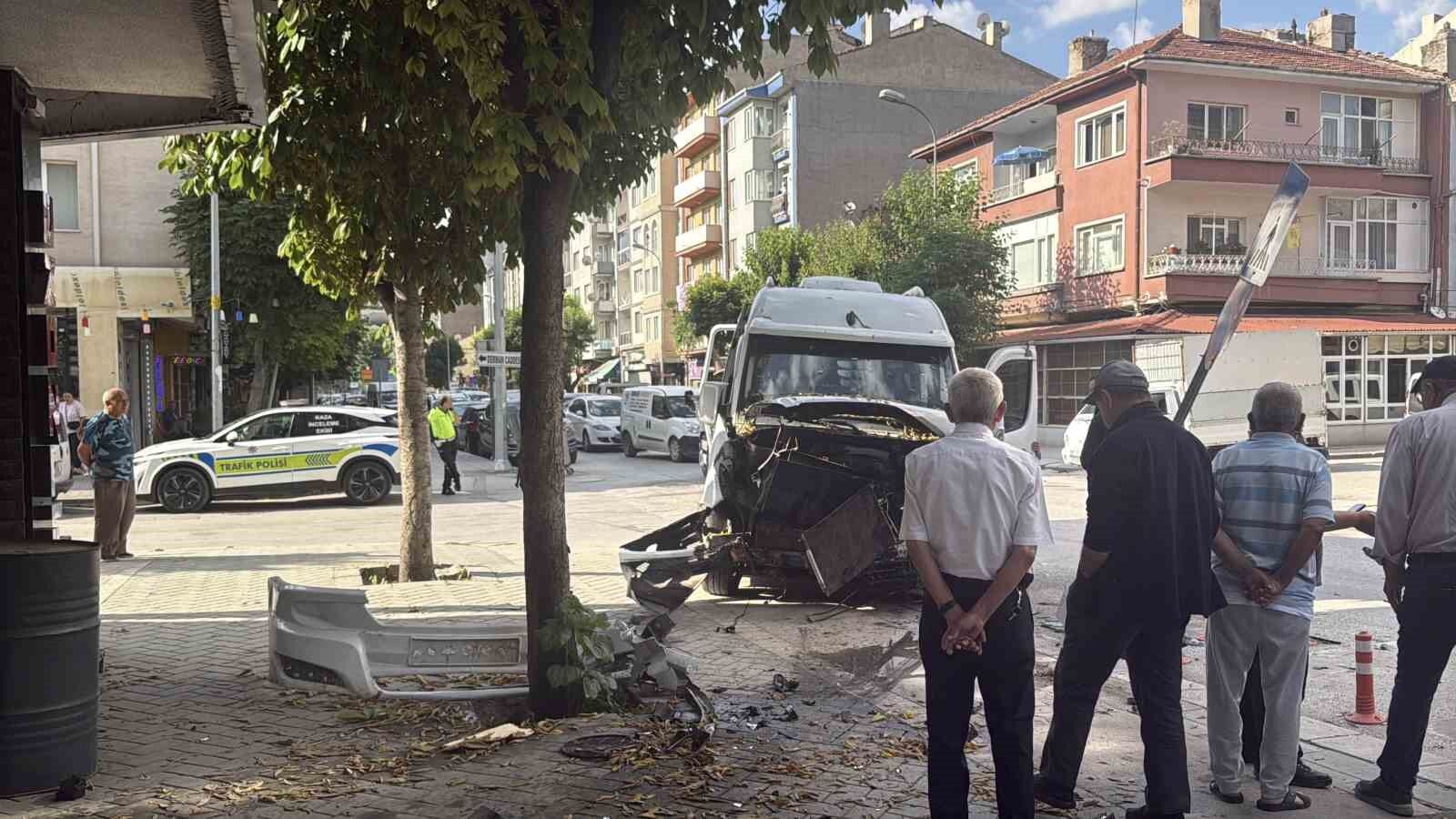 Eskişehir’de 9 Kişinin Yaralandığı Kazanın Görüntüleri Ortaya Çıktı (1)