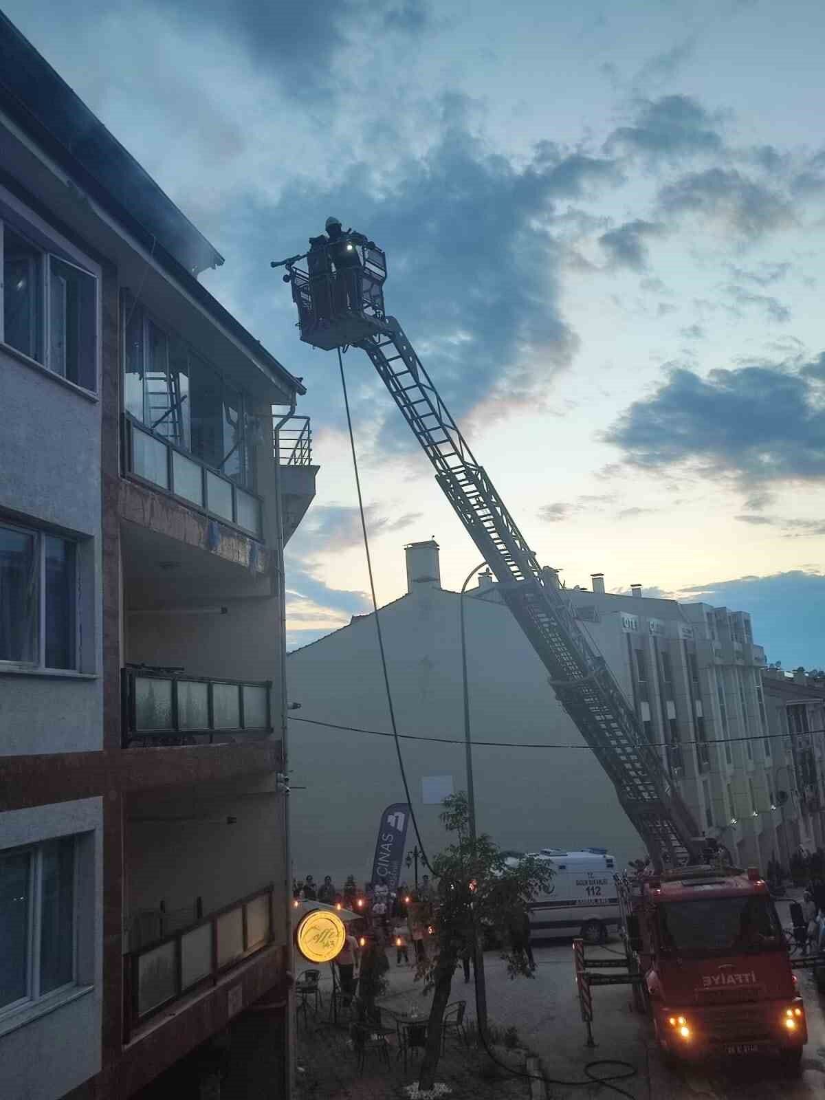 Eskişehir'de Apartman Terasında Yangın Paniği (1)