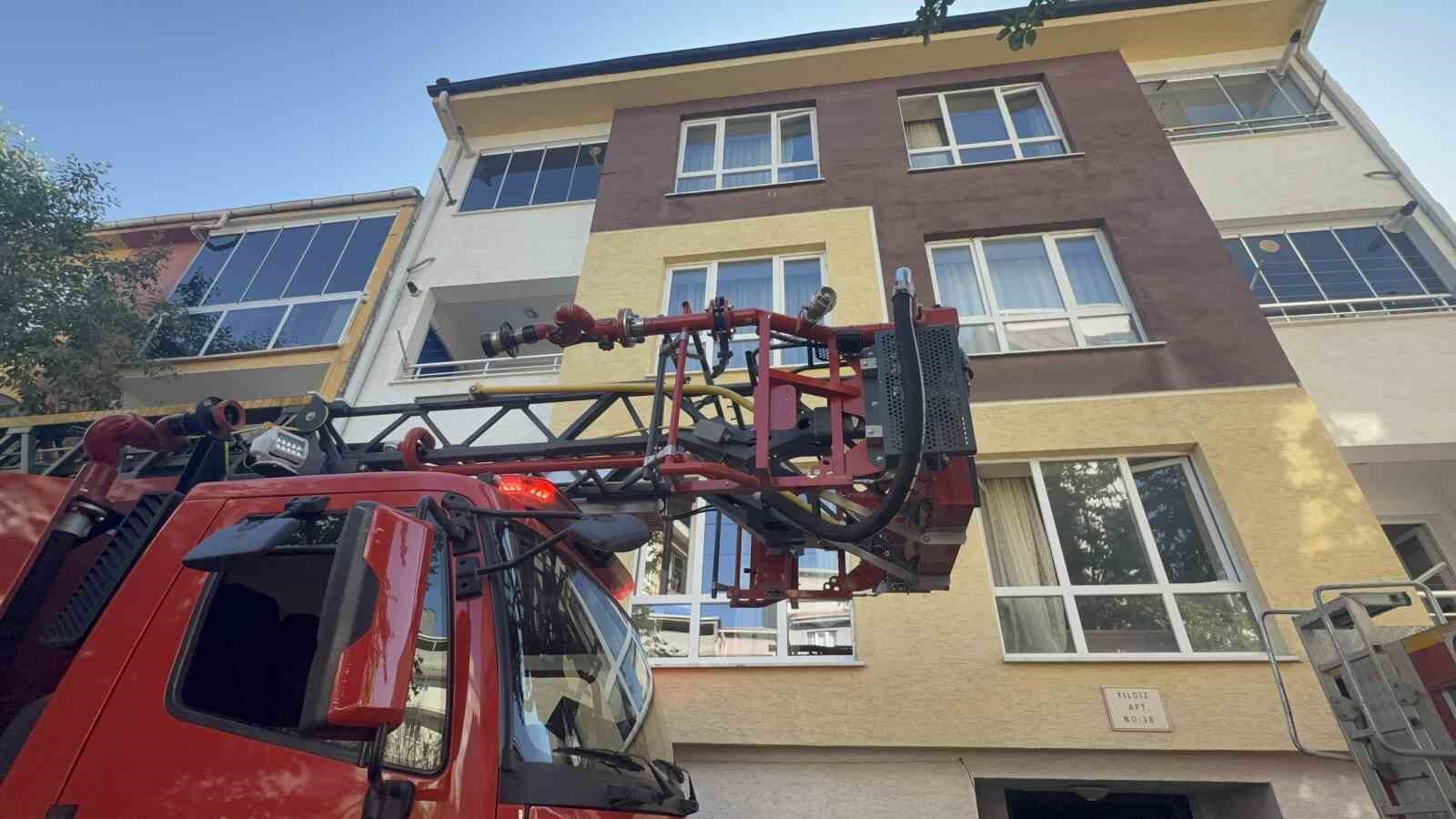Eskişehir’de Apartman Yangını 2 Kişi Hastanelik Oldu (2)