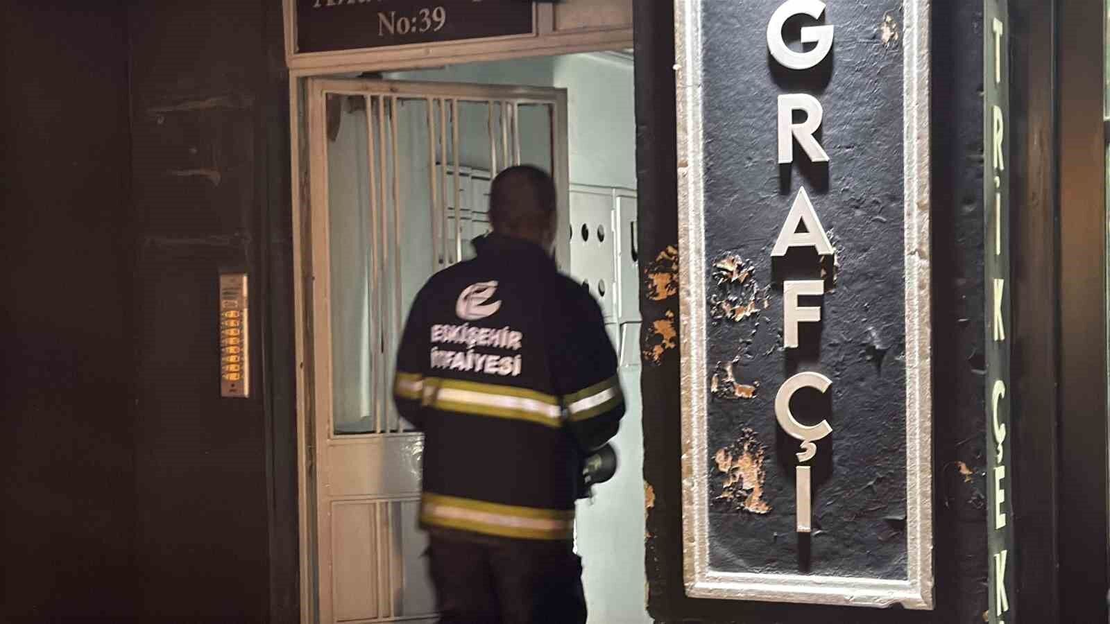 Eskişehir’de Apartman Yangını Bina Tahliye Edildi (1)
