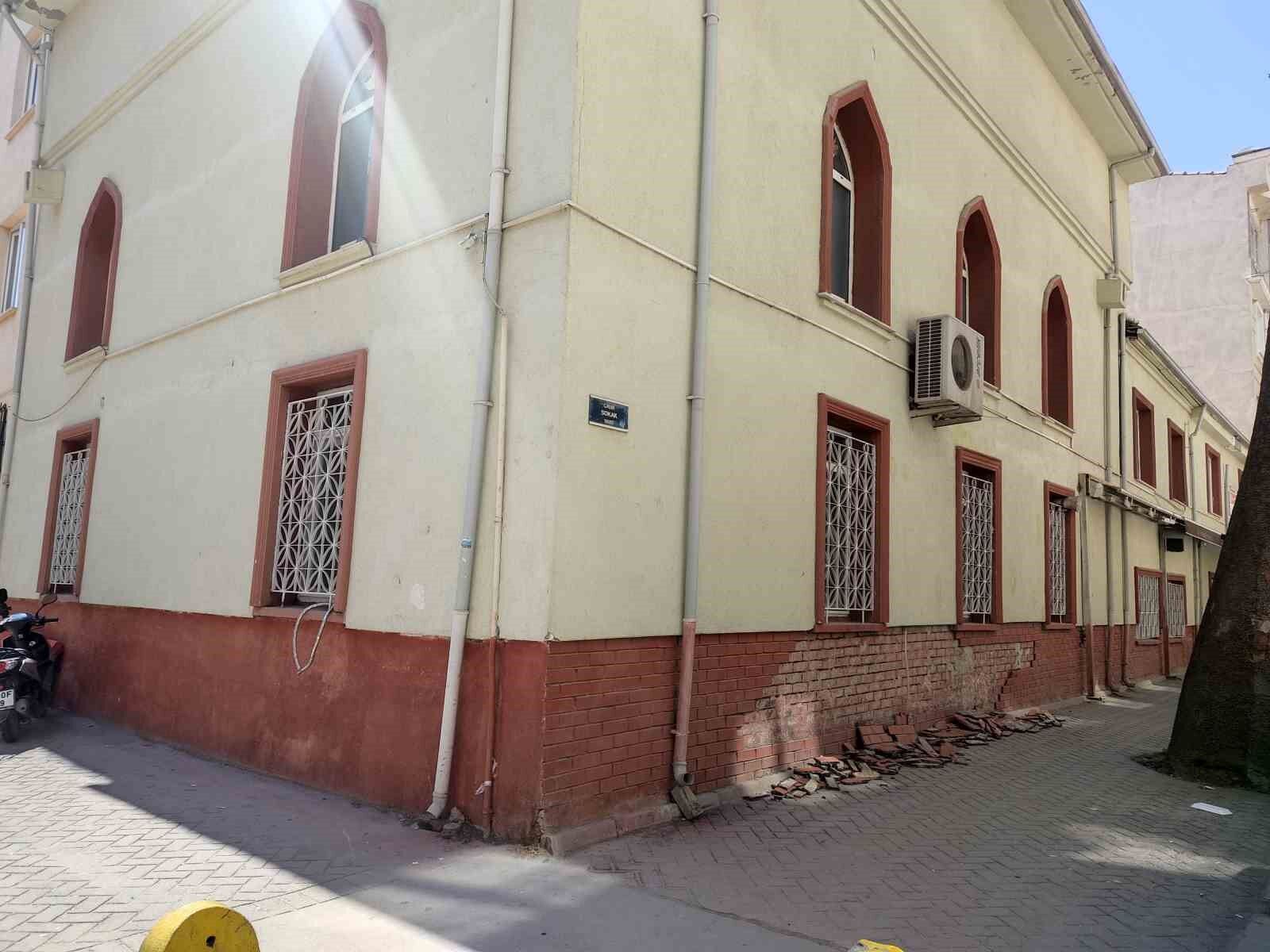 Eskişehir'de Cami Duvarından Tuğlalar Döküldü (2)