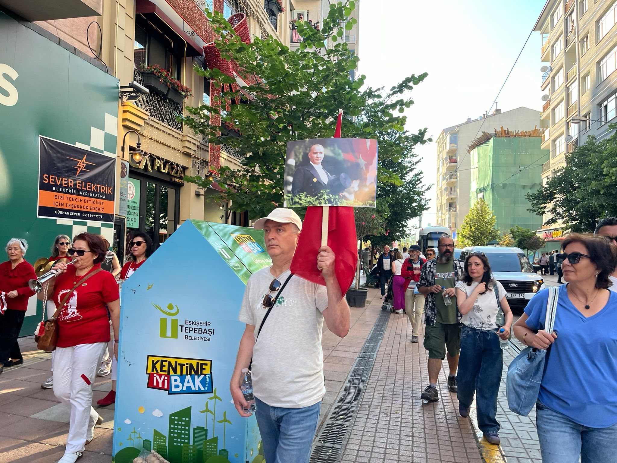 Eskişehir’de Cumhuriyet Kadınlarından Atatürk İçin Minnet Yürüyüşü (5)