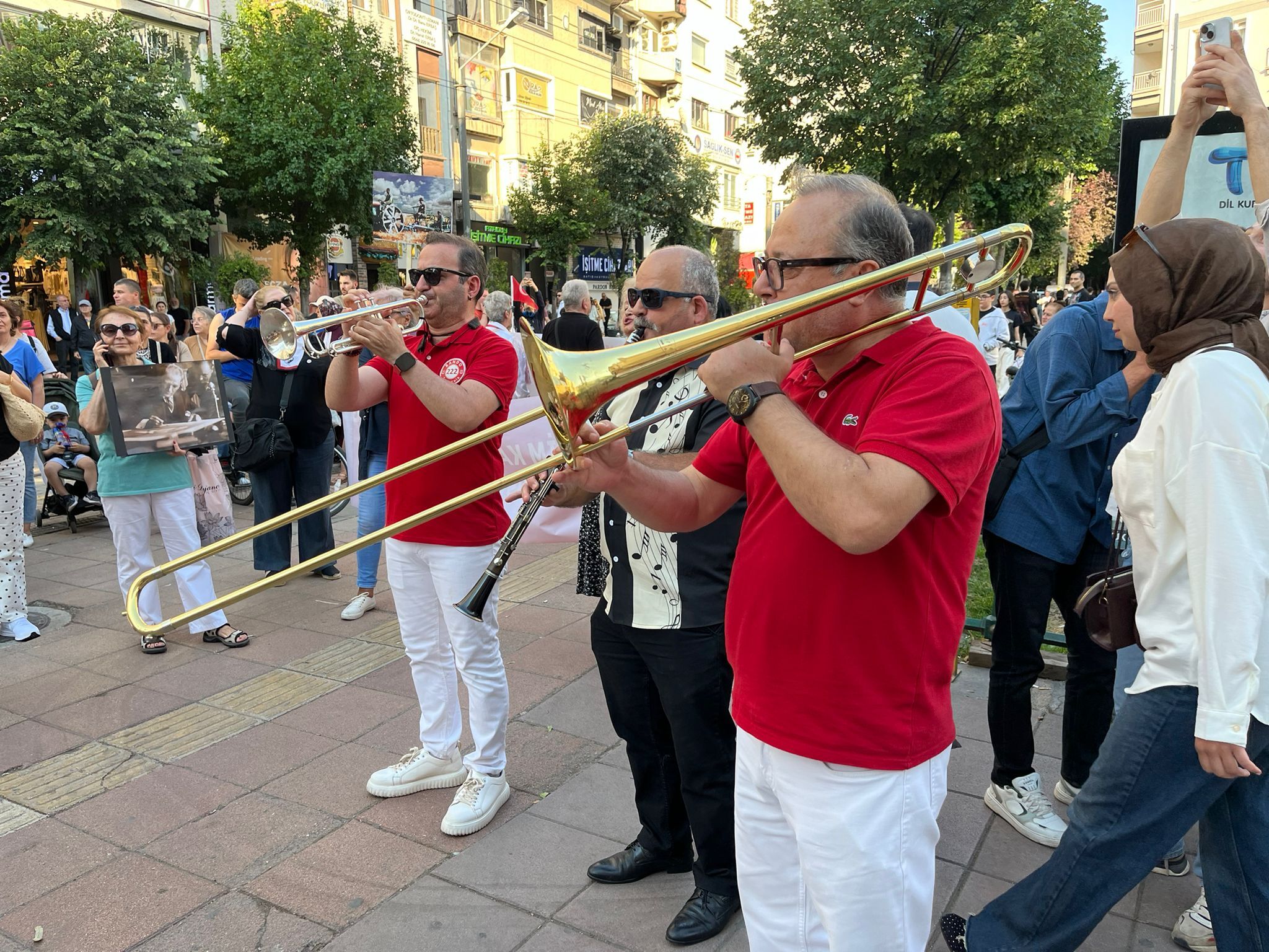 Eskişehir’de Cumhuriyet Kadınlarından Atatürk İçin Minnet Yürüyüşü (6)