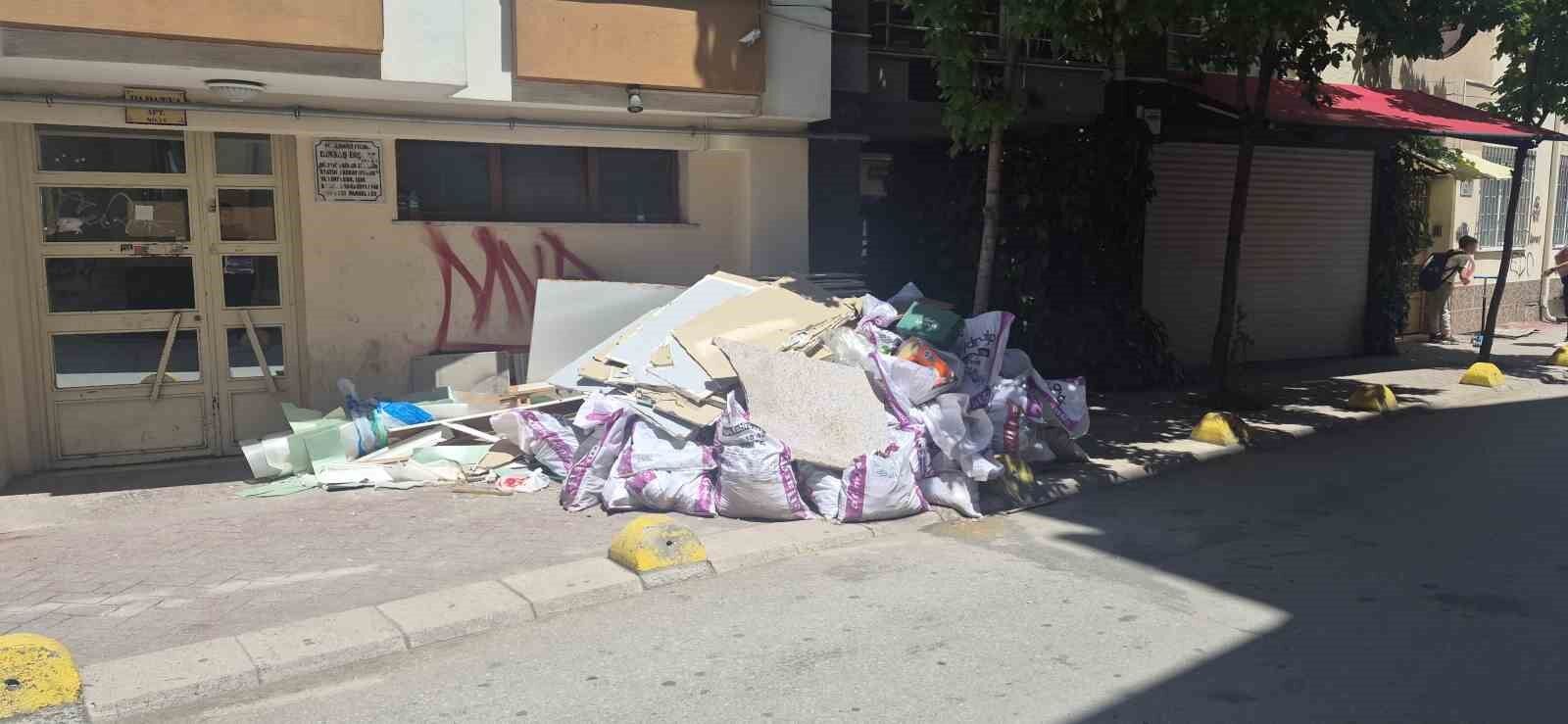 Eskişehir'de İnşaat Atıkları Kaldırımı İşgal Etti (2)