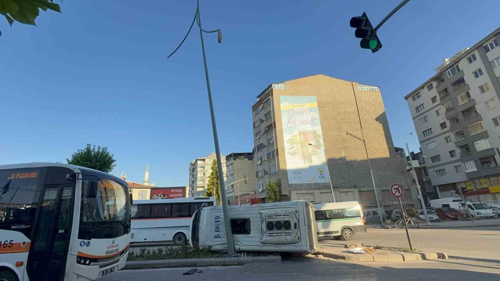 Eskişehir'de Midibüs Servise Çarptı Araç Yan Yattı (1)