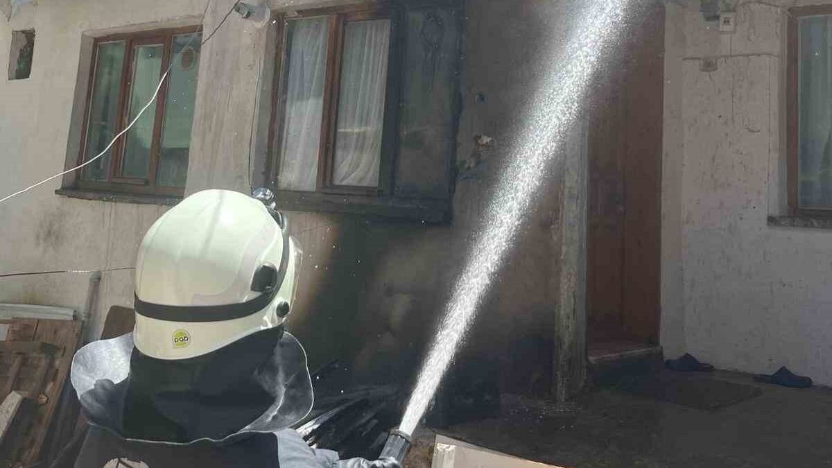 Eskişehir'de Müstakil Evin Çatısındaki Yangın Söndürüldü (1)