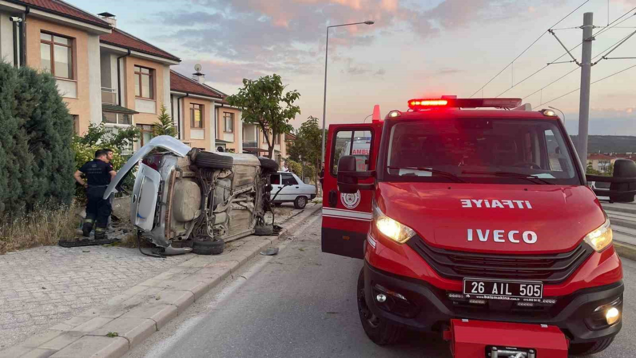 Eskişehir’de Otomobil Ağaçlara Çarptı 1 Yaralı (2)