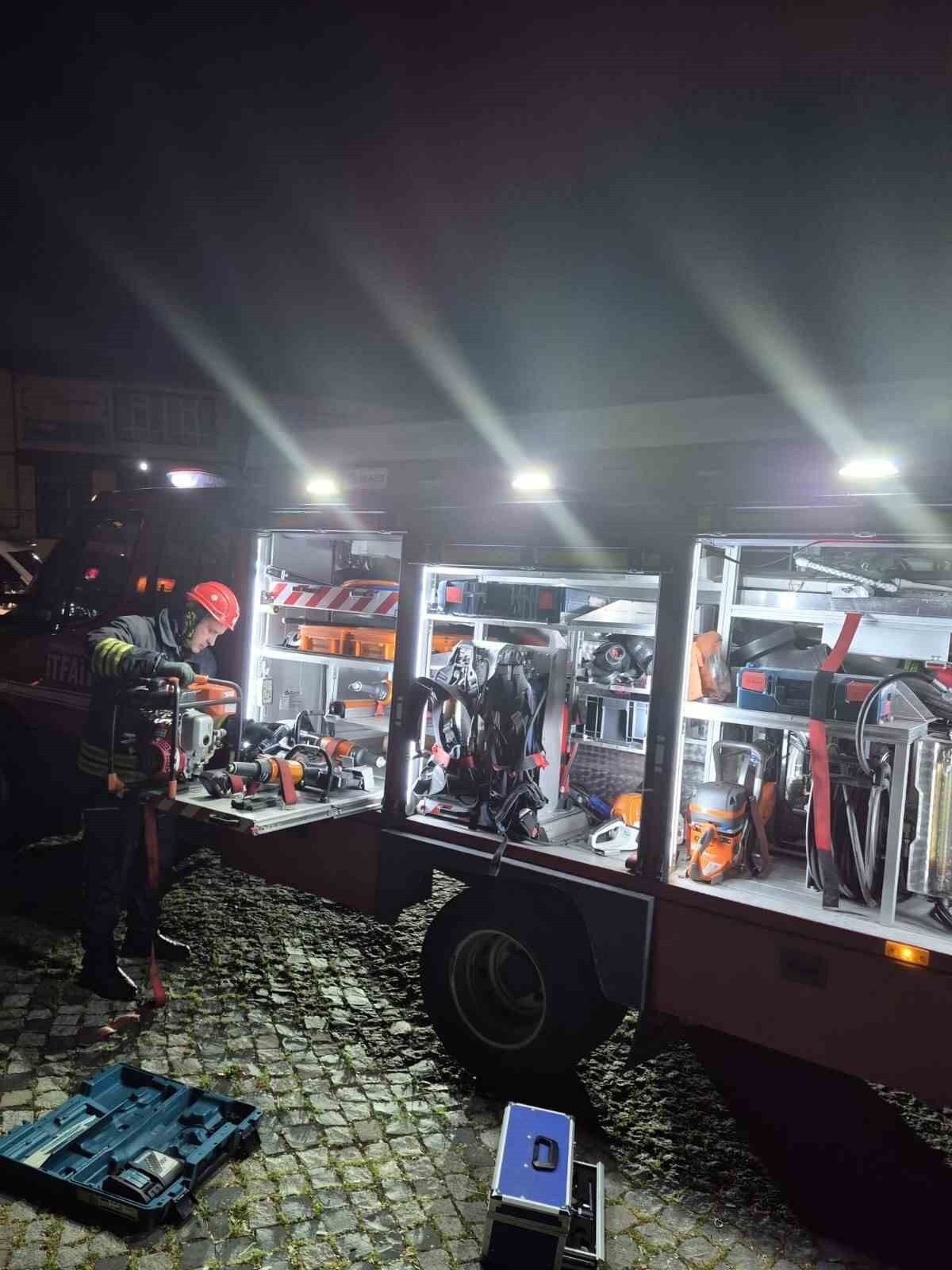 Eskişehir'de Otomobilin Üzerine Ağaç Dalı Düştü (1)