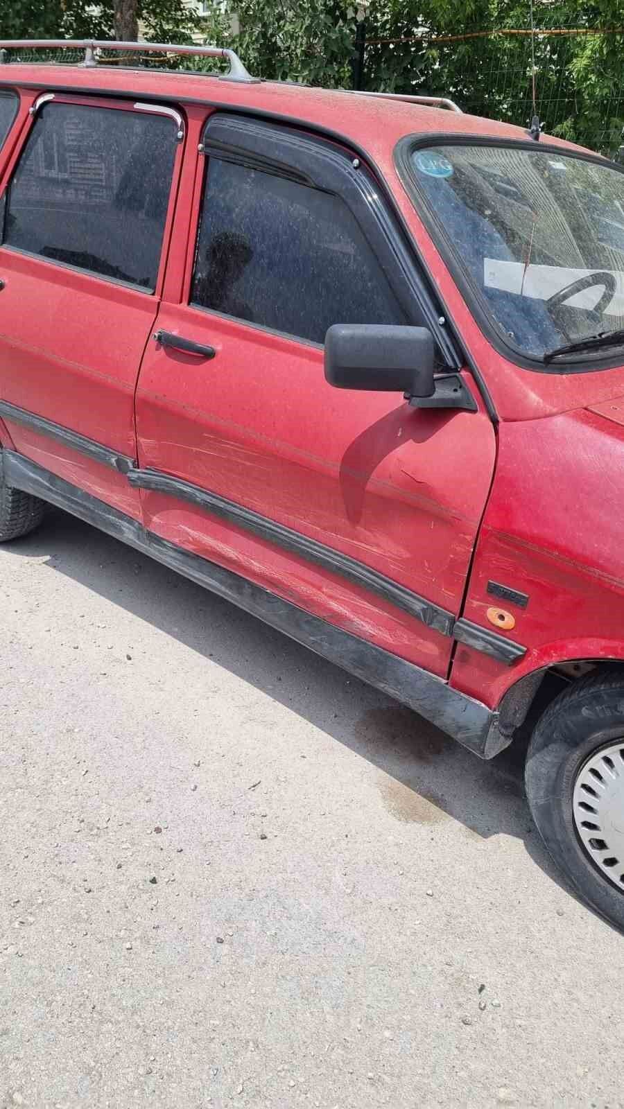 Eskişehir'de Park Halindeki Araca Çarpıp Kaçtılar (1)-2