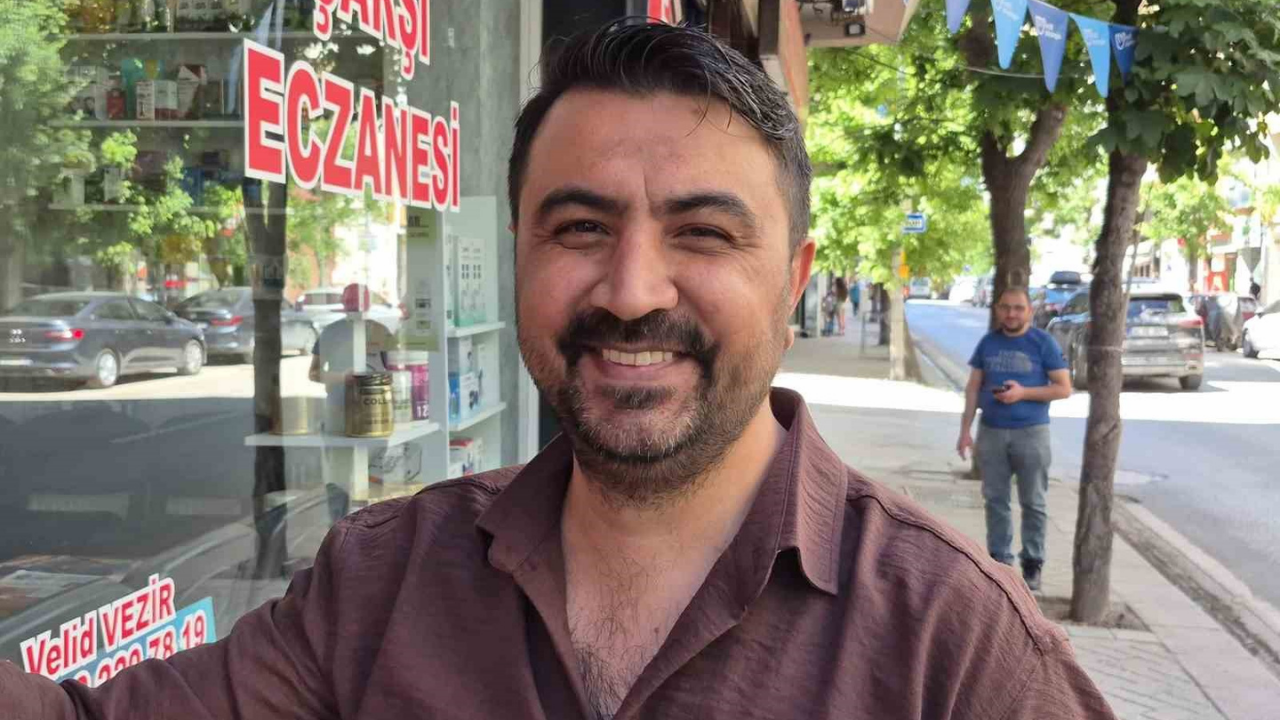 Eskişehir'de Tabelaya Sıkışan Kedi Kurtarıldı (2)