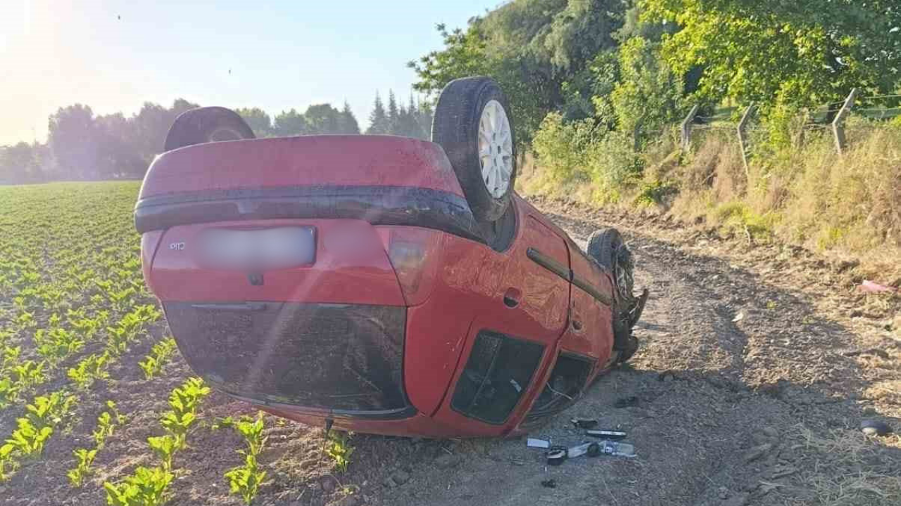 Eskişehir'de Tarlaya Uçan Araçtaki 2 Kişi Yaralandı (2)
