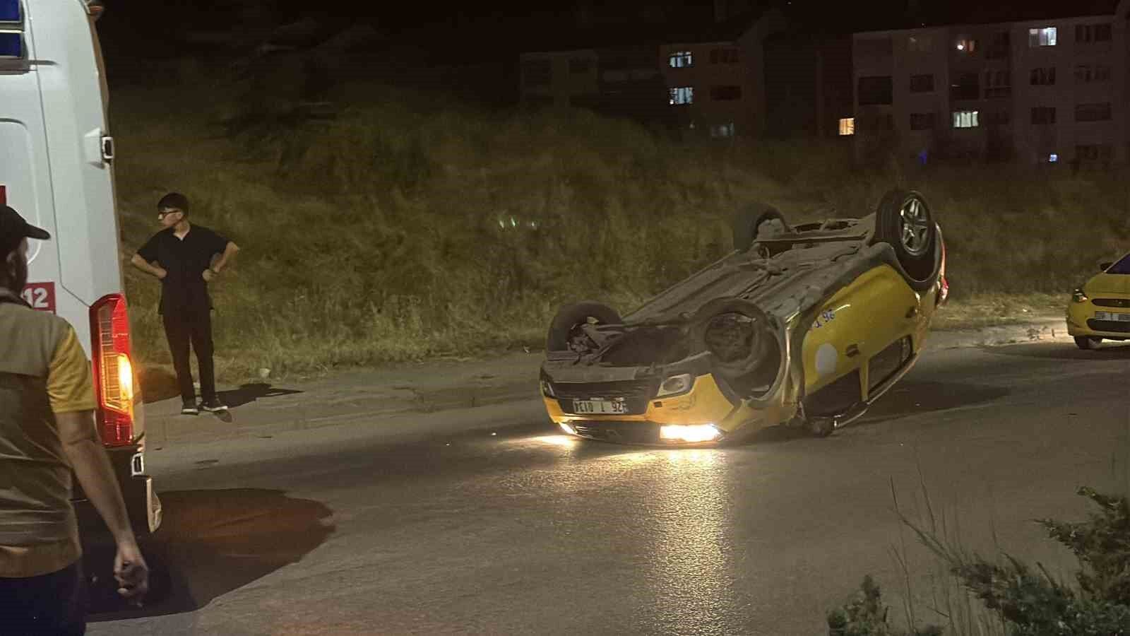 Eskişehir'de Virajı Alamayan Taksi Ters Döndü 2 Yaralı (2)