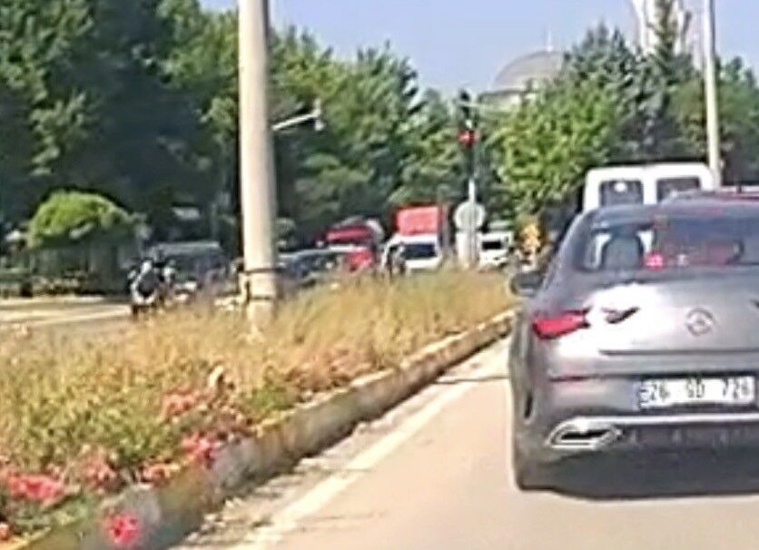 Eskişehir'de Yaya Geçidinde Zincirleme Kaza Kameraya Yansıdı (2)