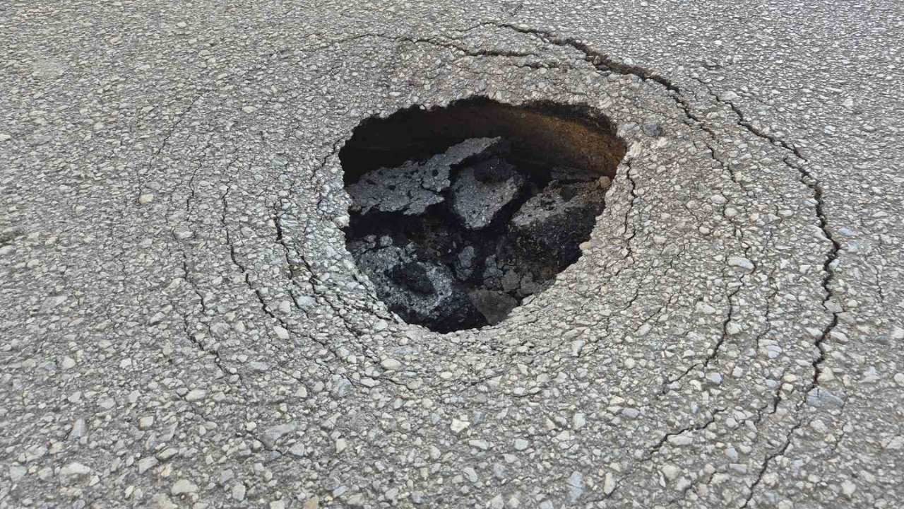 Eskişehir'de Yol Ortasında Çukur Oluştu (2)