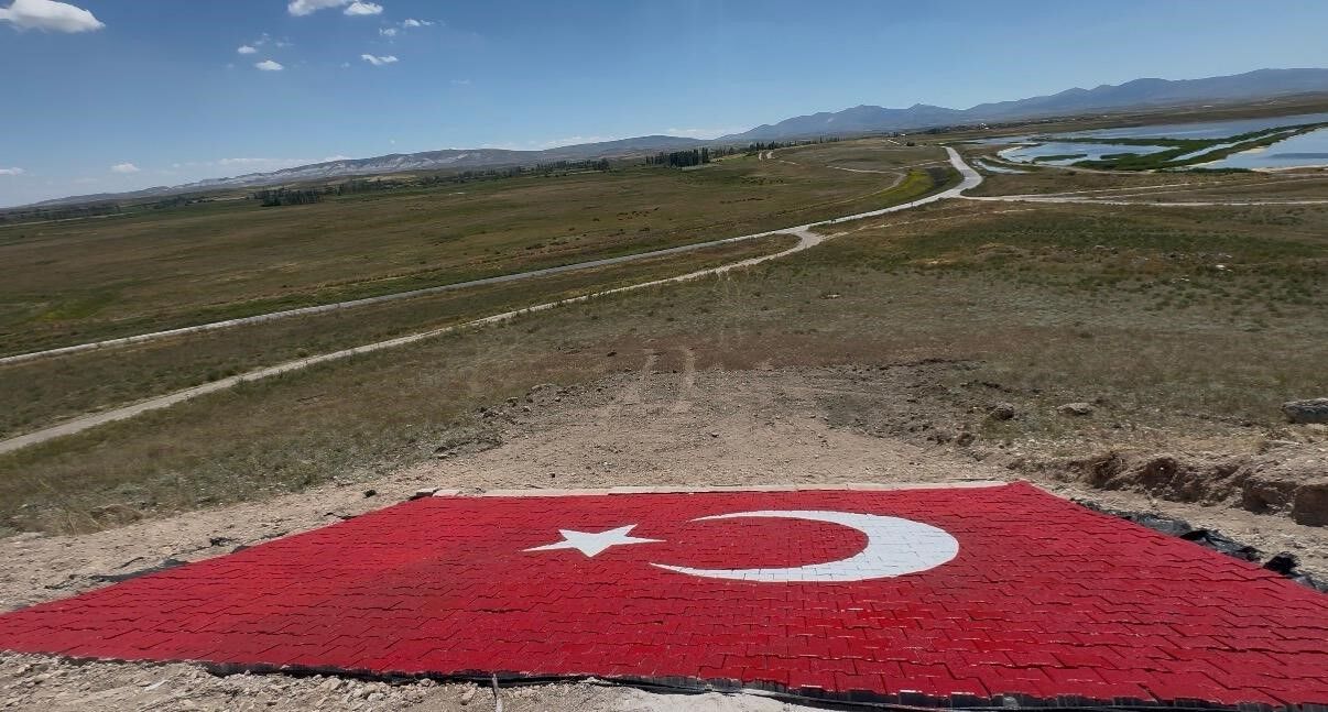 Gençler Milli Takıma Destek İçin Dev Türk Bayrağı Yaptı (2)