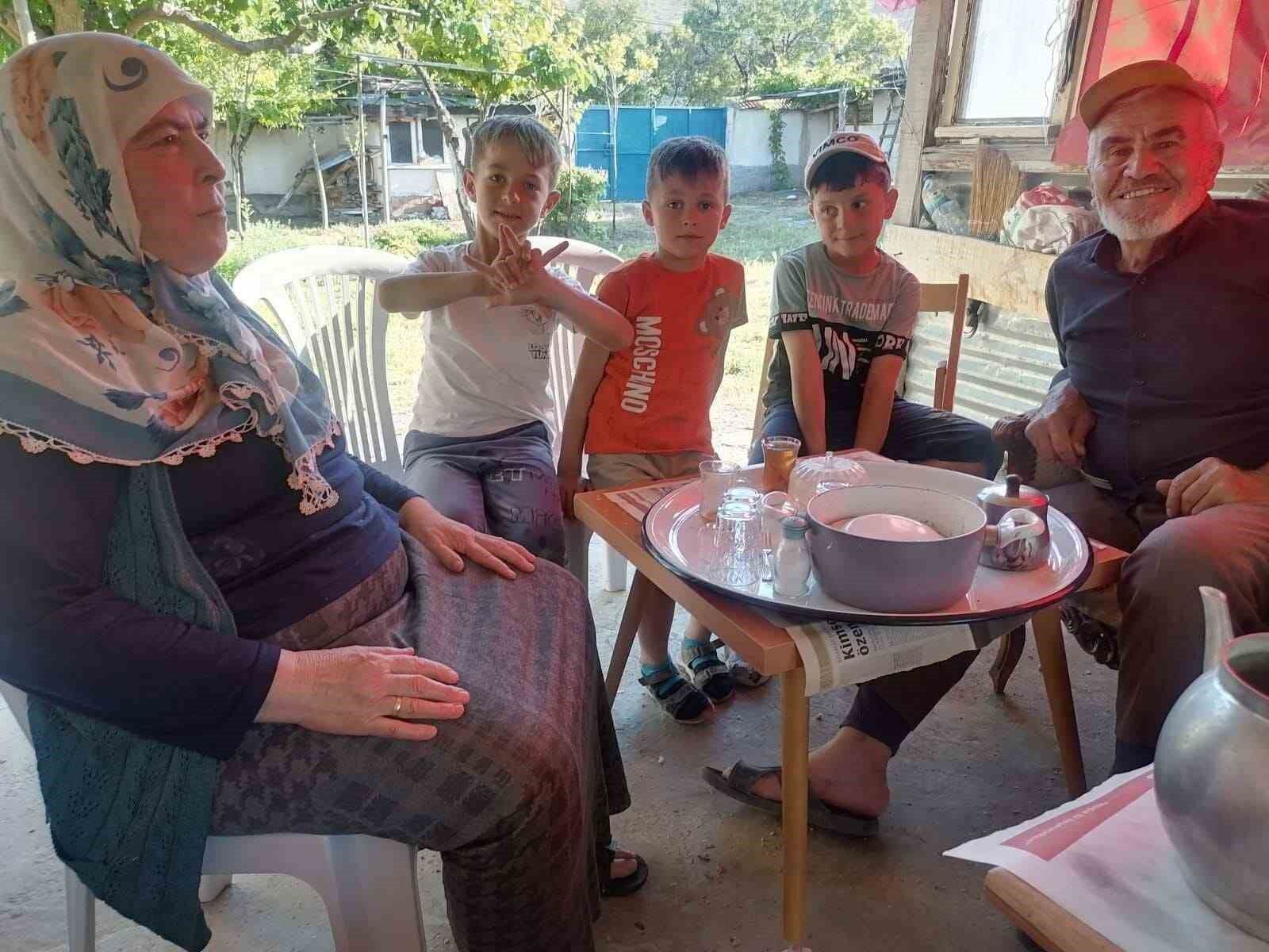 Günyüzü'nde Üç Küçük Kalpten Büyüklere Vefa Ziyareti