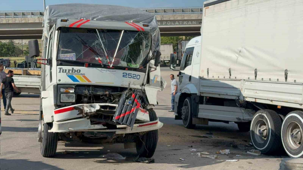 İki Kamyon Çarpıştı, Araçtakileri İtfaiye Çıkardı (2)