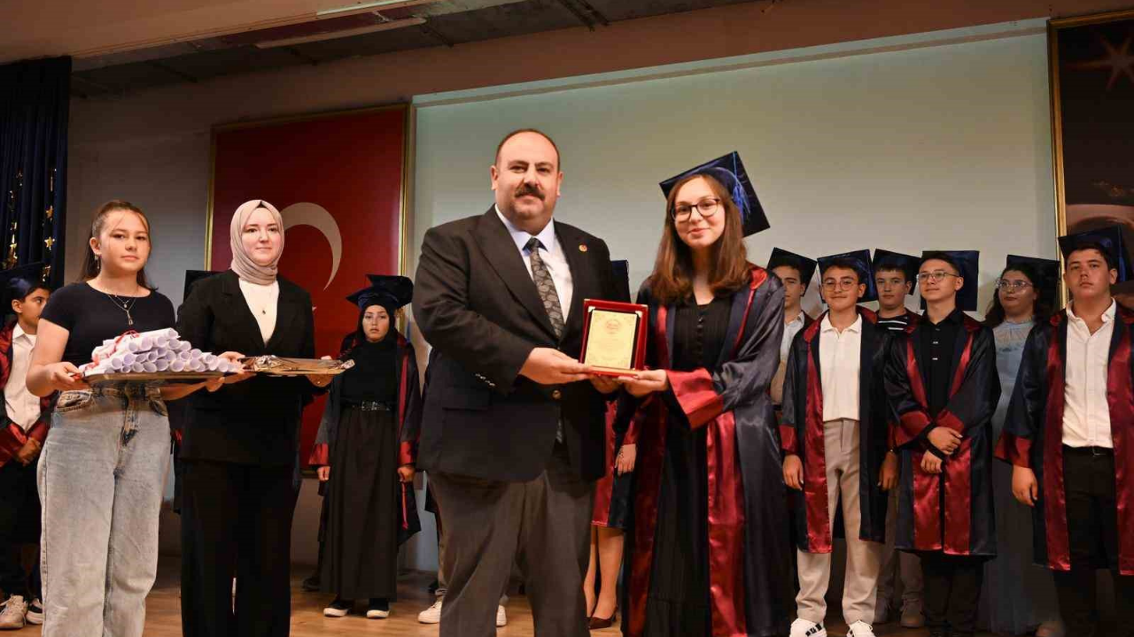 İnönü Vehbi Koç Ortaokulu’nda Mezuniyet Töreni Düzenlendi (2)