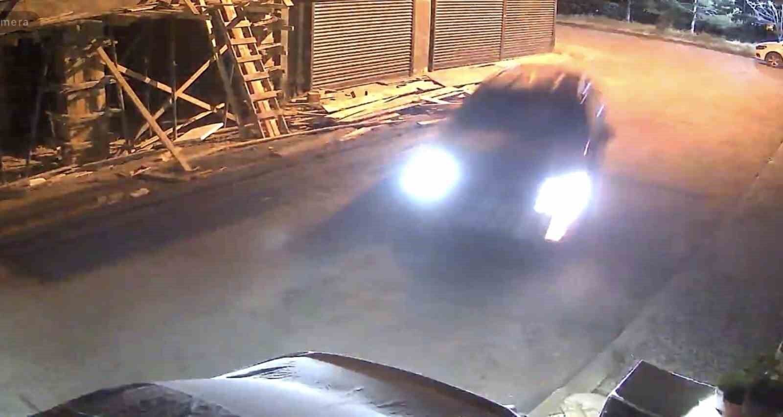 Kontrolden Çıkan Otomobil Park Halindeki Araçlara Çarptı (1)