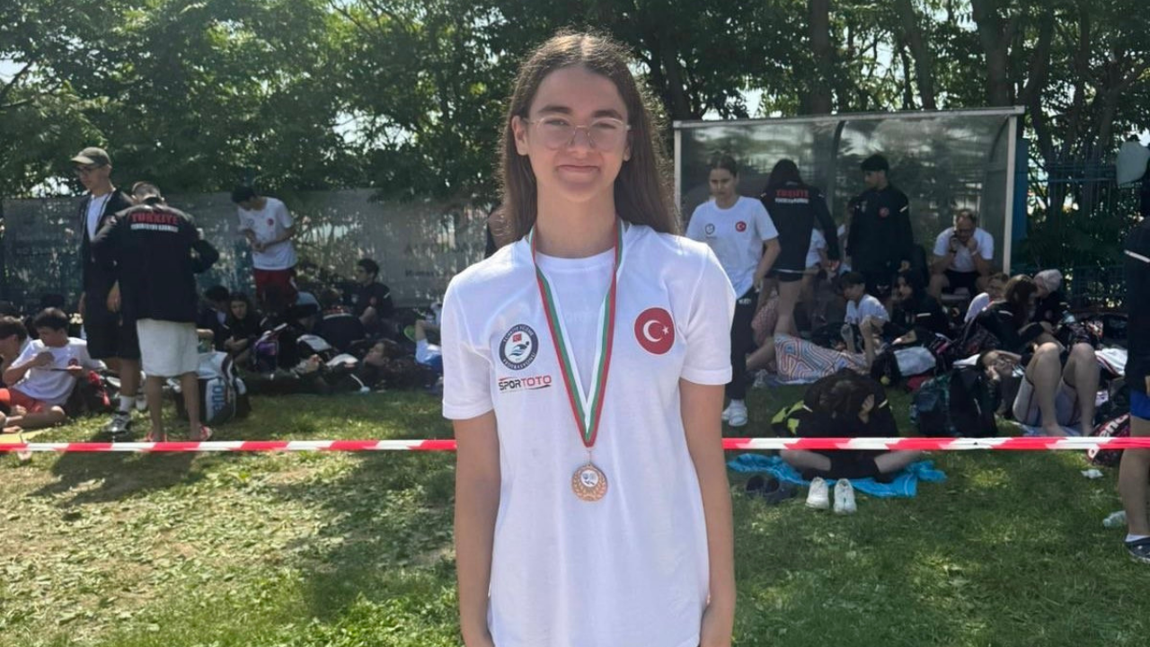 Milli Yüzücü Ecrin Çevik Bronz Madalya Kazandı (2)
