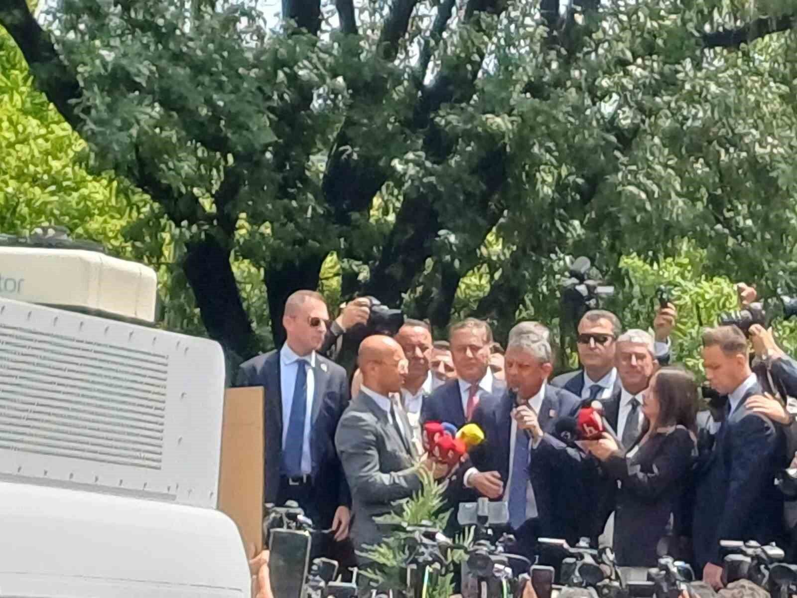 Özgür Özel Tbmm Önünde Açıklama Yaptı (1)