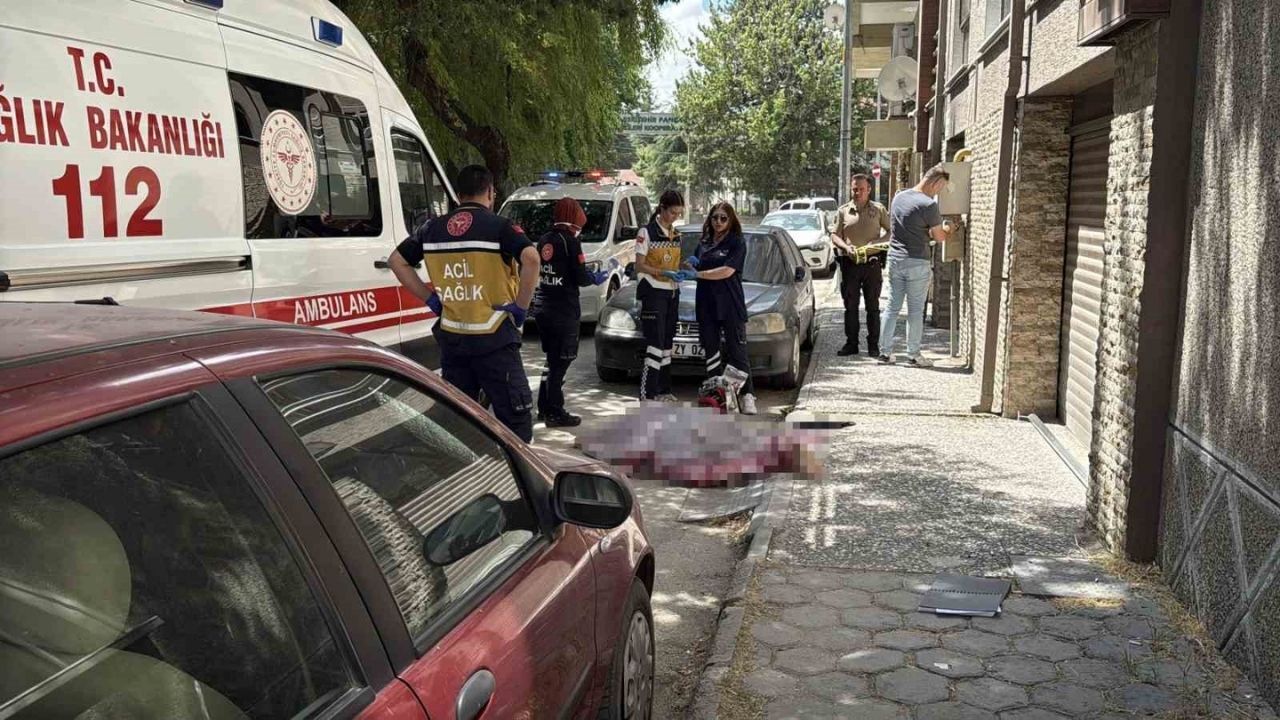 3'Üncü Kattan Düşen Kadın Hayatını Kaybetti-1